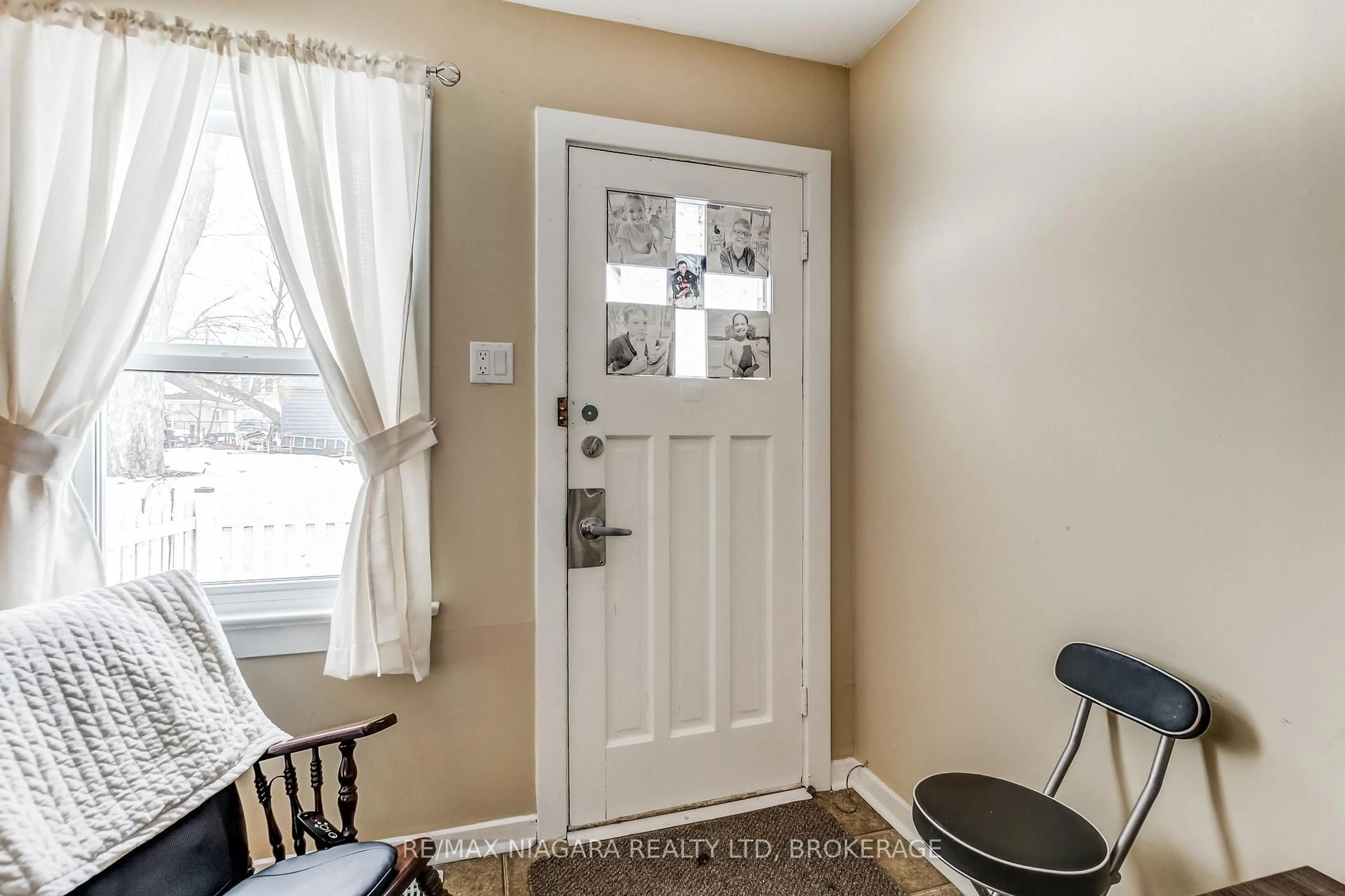 Indoor entryway for 8 Catharine St, Port Colborne Ontario L3K 4J6
