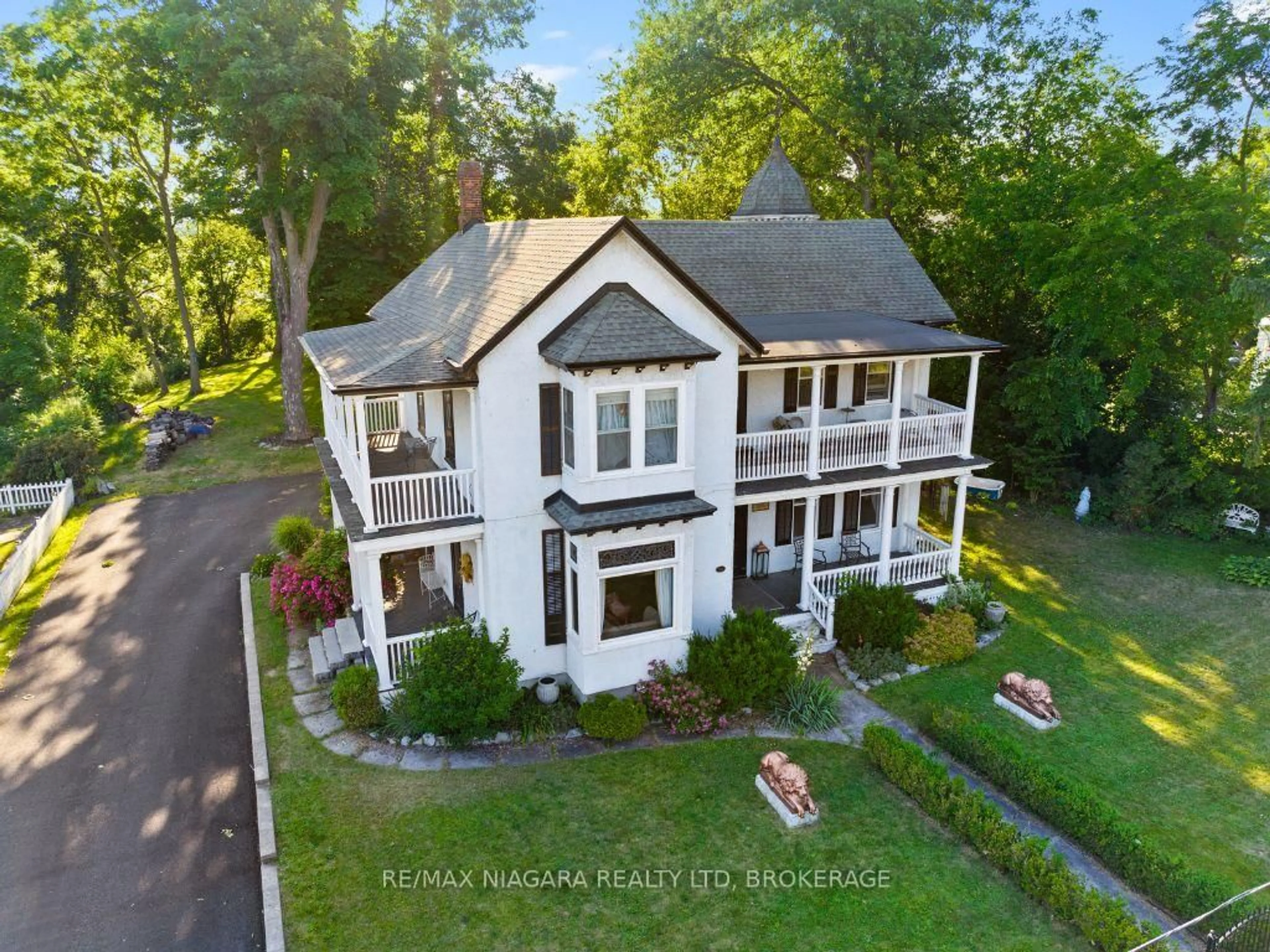 A pic from outside/outdoor area/front of a property/back of a property/a pic from drone, unknown for 14 Catharine St, Port Colborne Ontario L3K 4J7