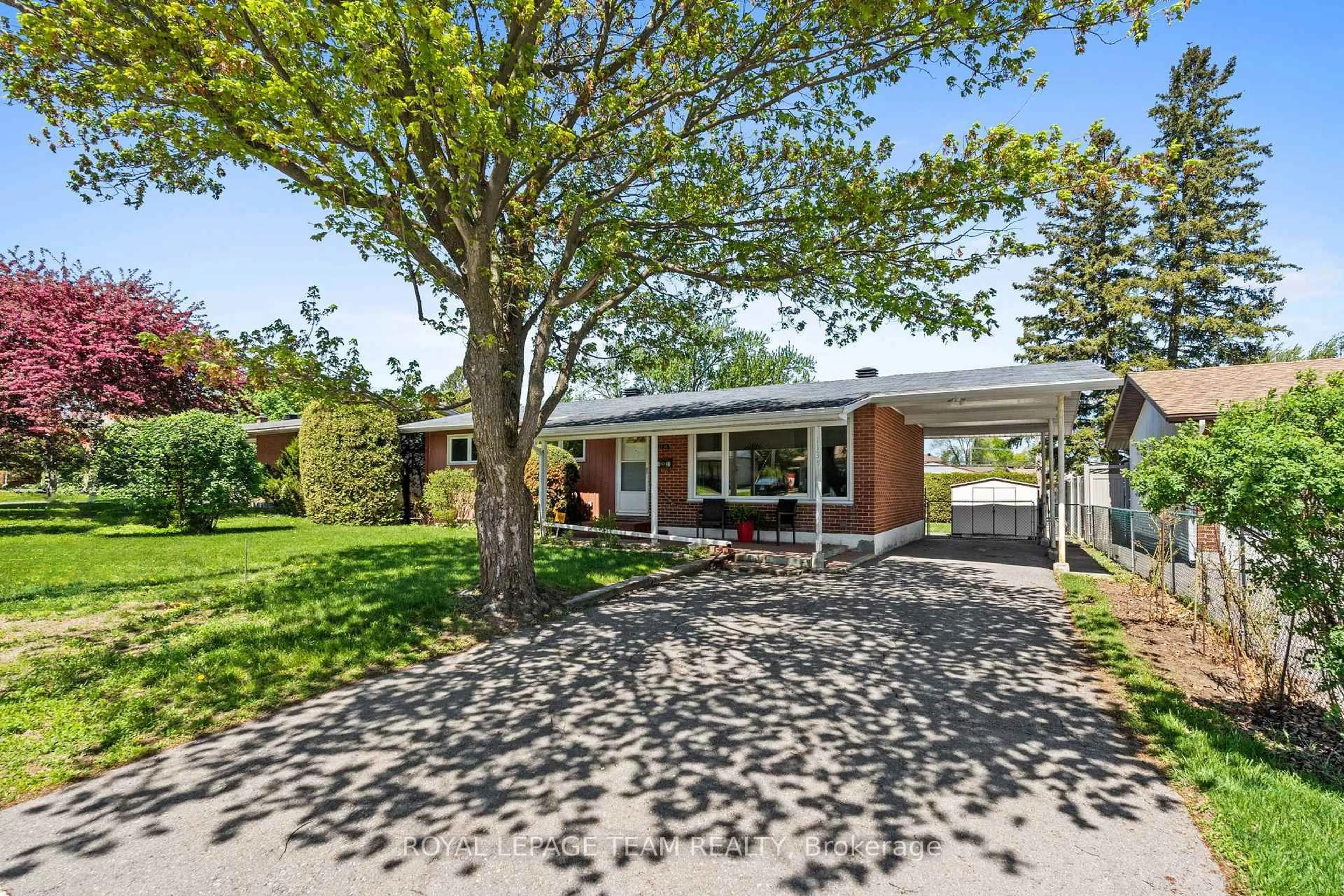 A pic from outside/outdoor area/front of a property/back of a property/a pic from drone, street for 1131 Deer Park Rd, Ottawa Ontario K2E 6G7