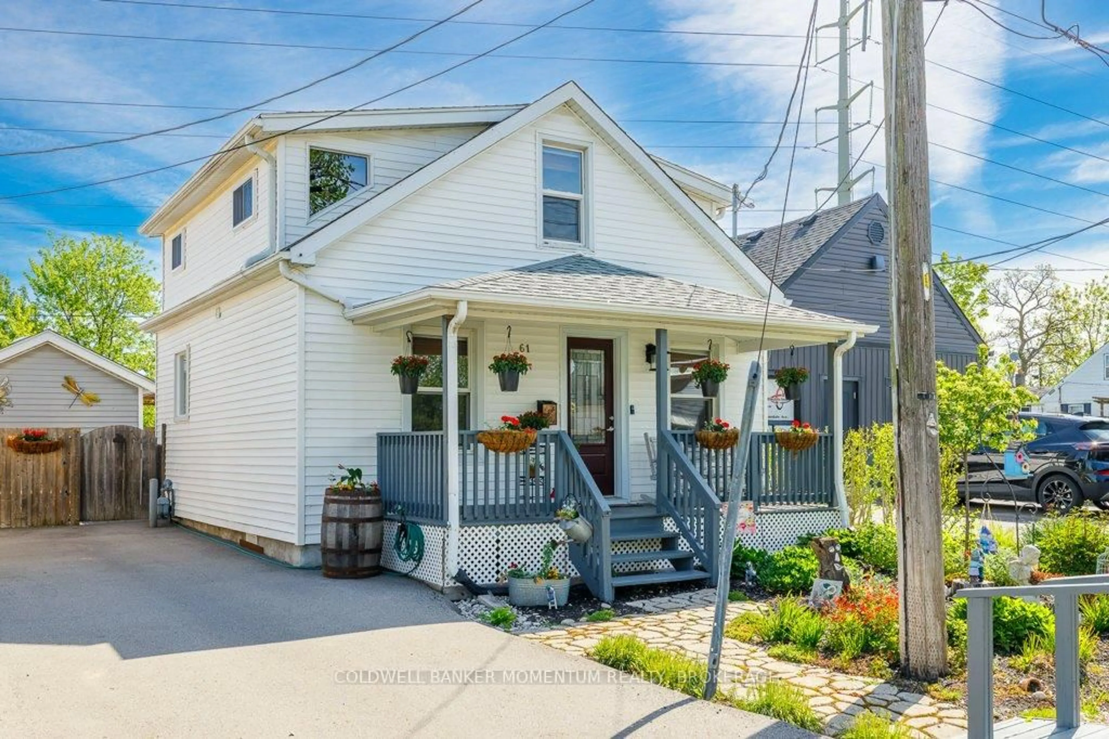 Home with vinyl exterior material, street for 61 Rosedale Ave, St. Catharines Ontario L2P 1Y6