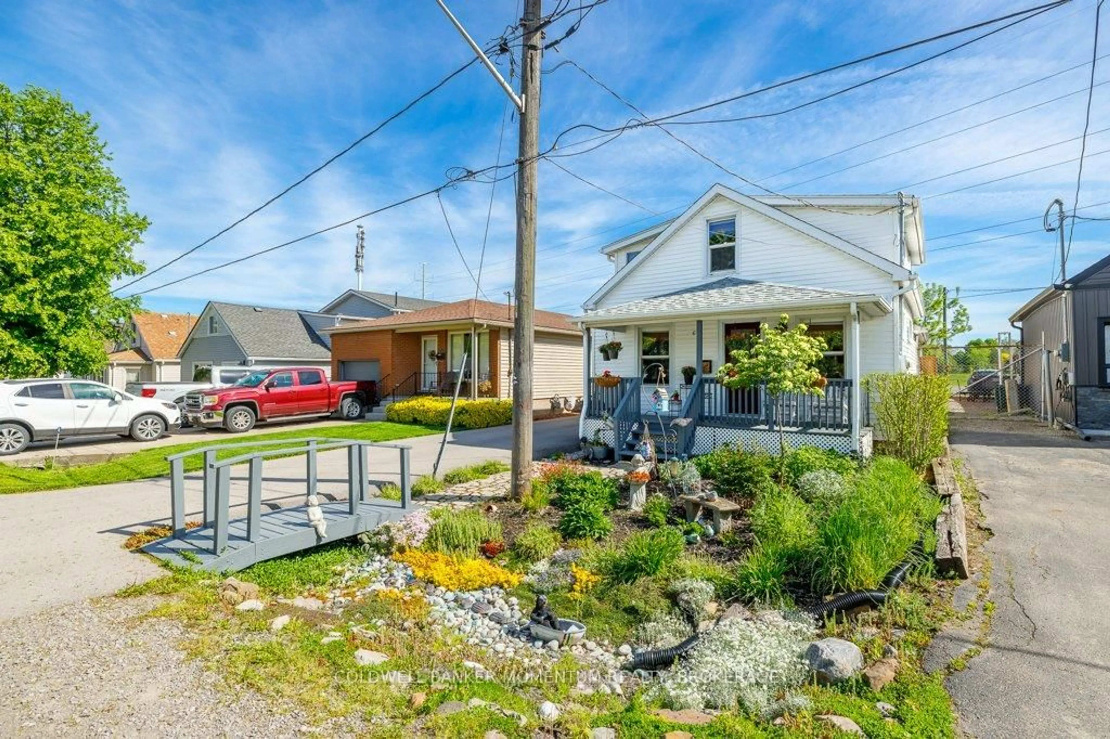 A pic from outside/outdoor area/front of a property/back of a property/a pic from drone, street for 61 Rosedale Ave, St. Catharines Ontario L2P 1Y6