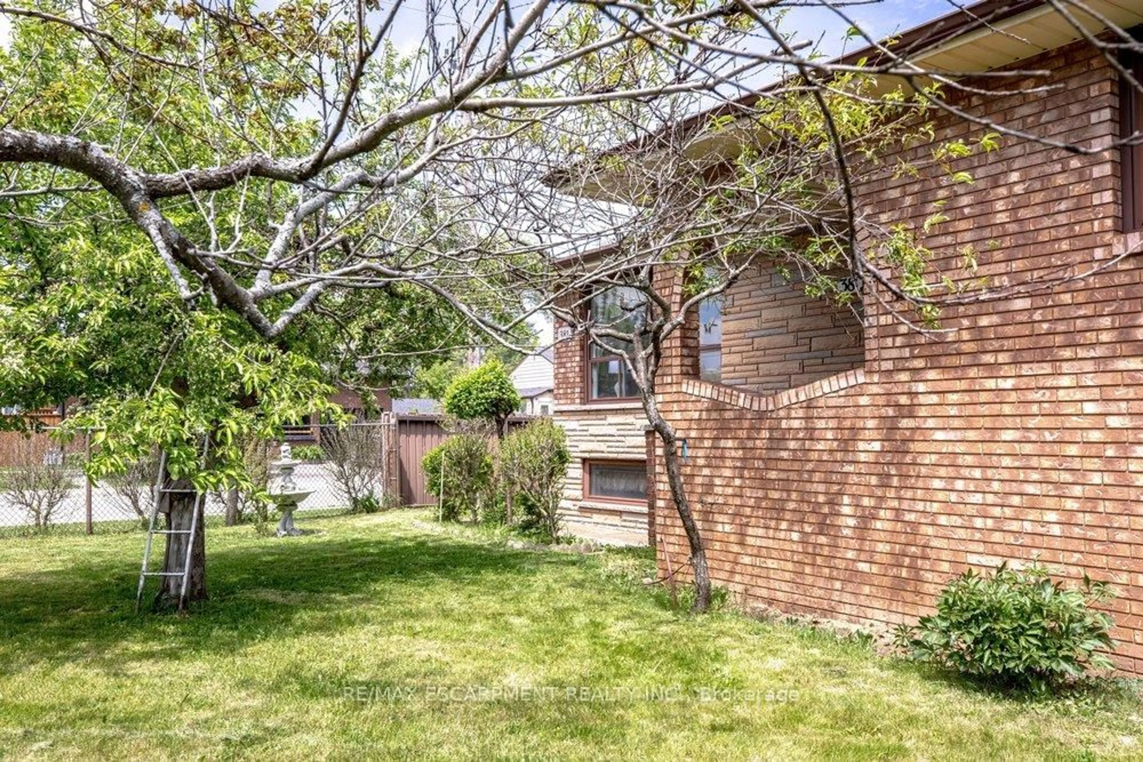 Patio, street for 381 RED OAK Ave, Hamilton Ontario L8E 2C5