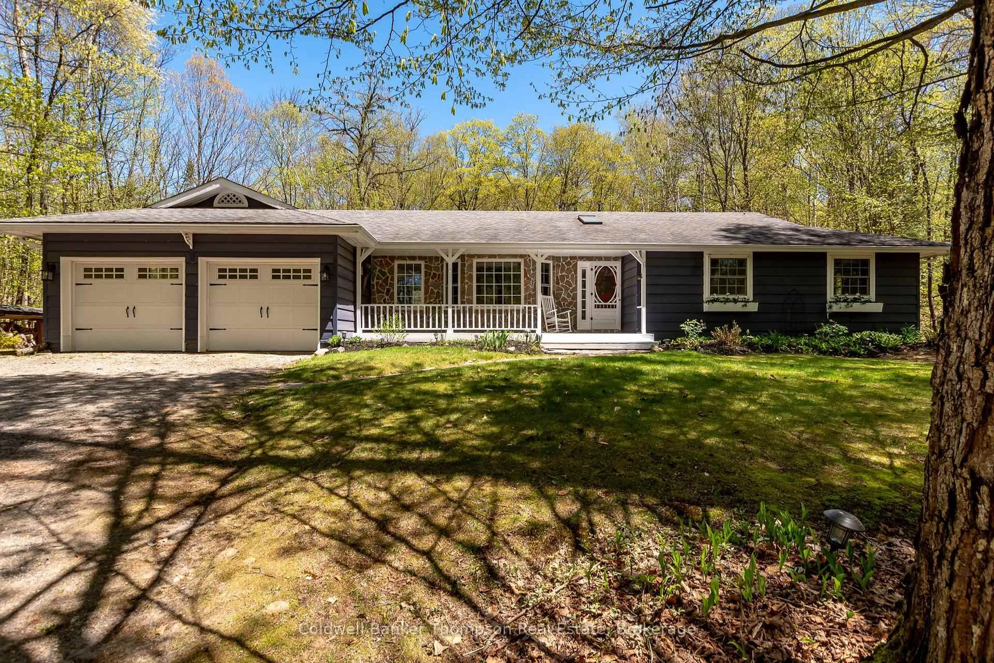 Home with vinyl exterior material, street for 1015 Walker's Glenn Cres, Lake of Bays Ontario P1H 2J6