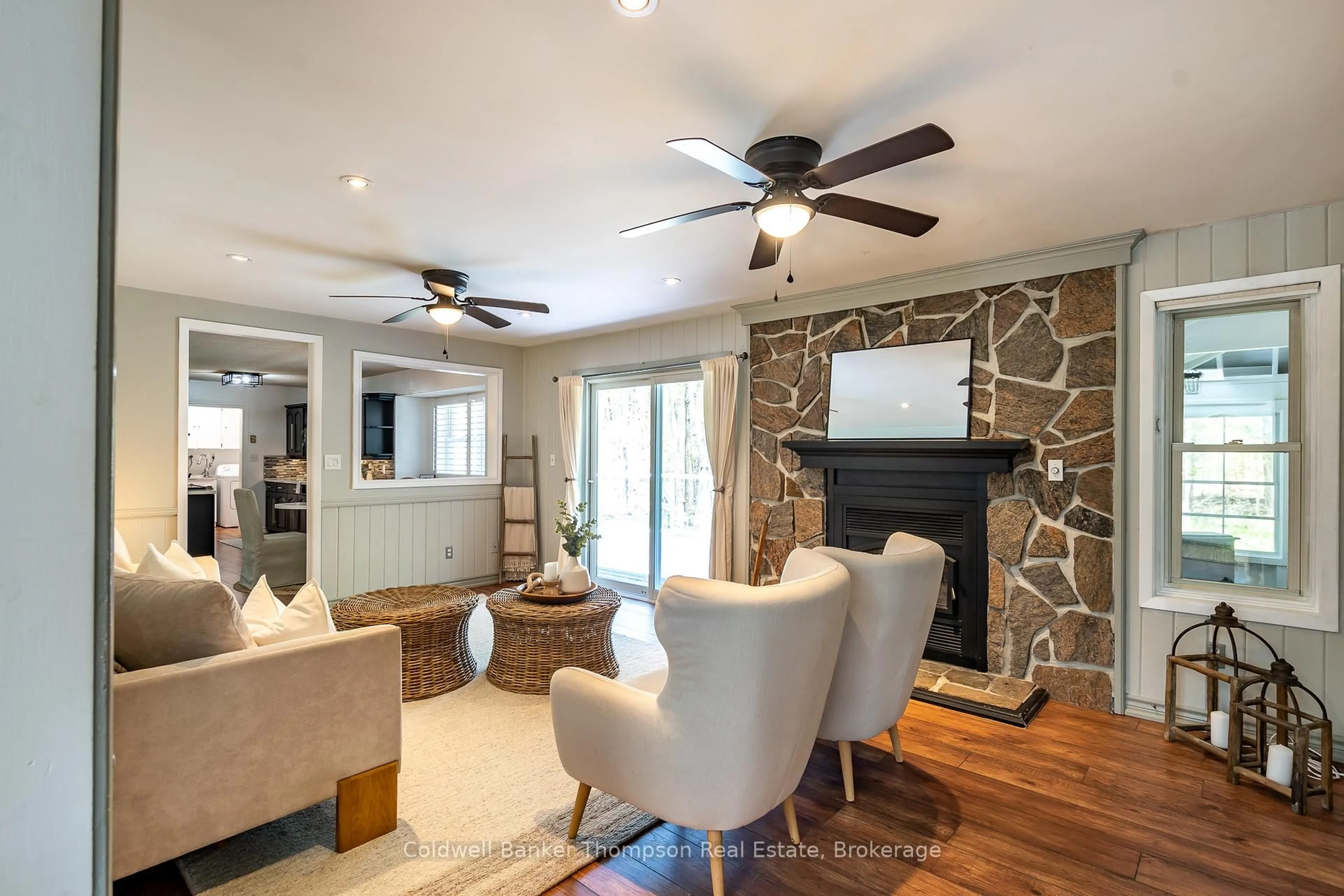 Living room with furniture, unknown for 1015 Walker's Glenn Cres, Lake of Bays Ontario P1H 2J6
