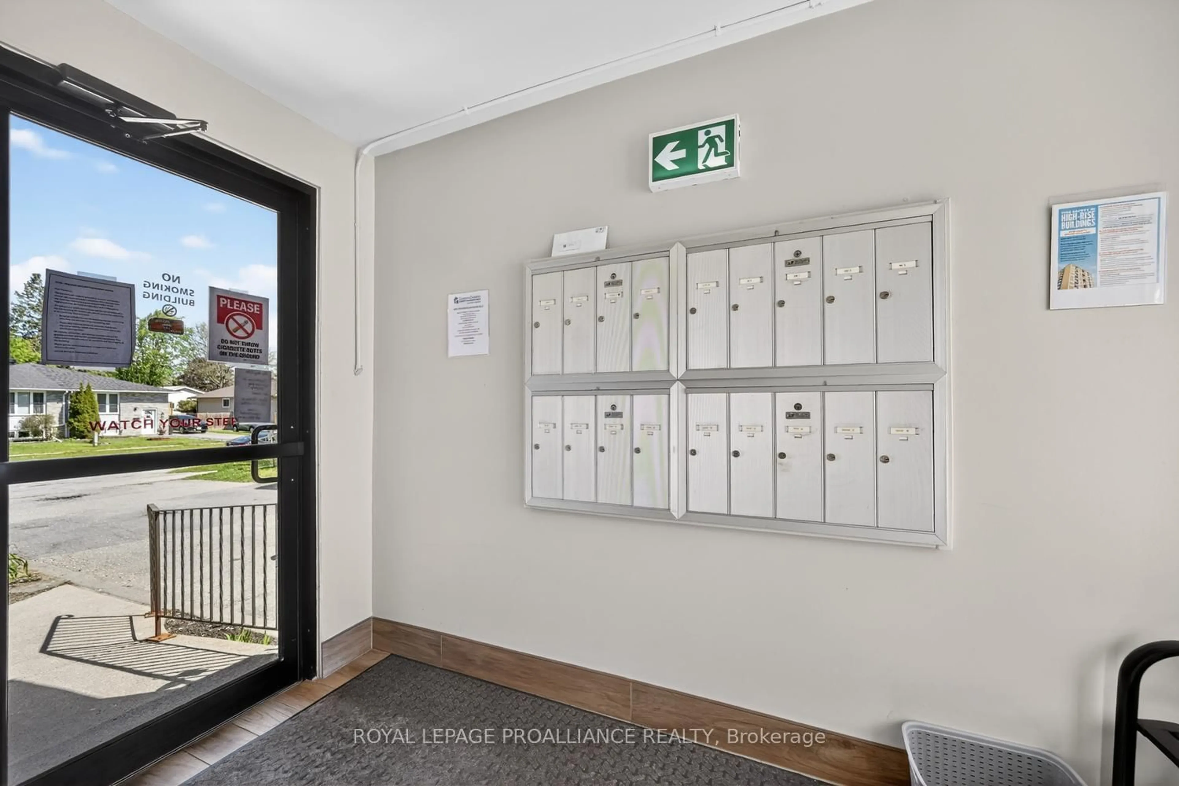 Indoor foyer for 825 Macodrum Dr #2, Brockville Ontario K6V 6P6