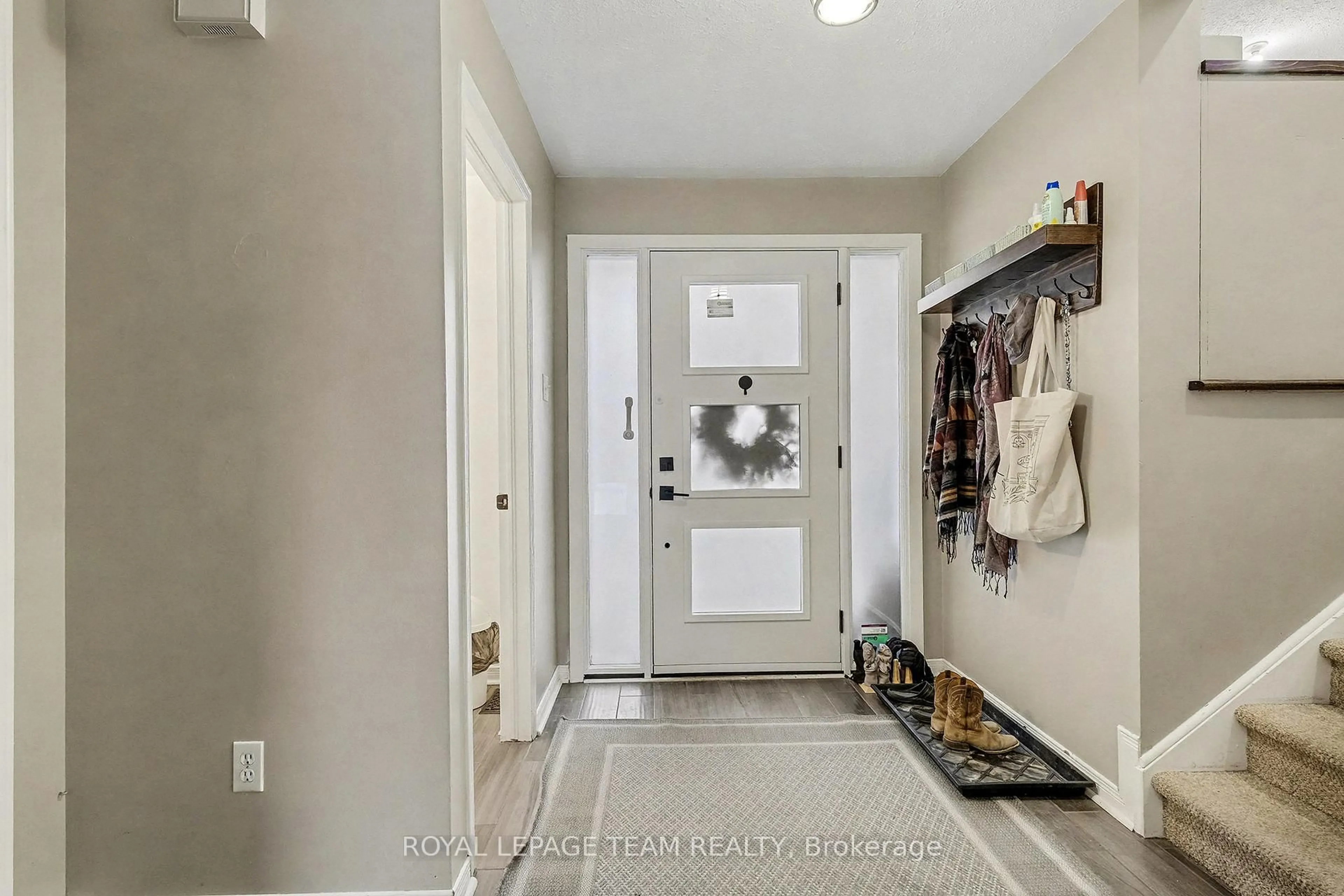 Indoor entryway for 3229 WILD CHERRY Dr, Osgoode Ontario K0A 2W0