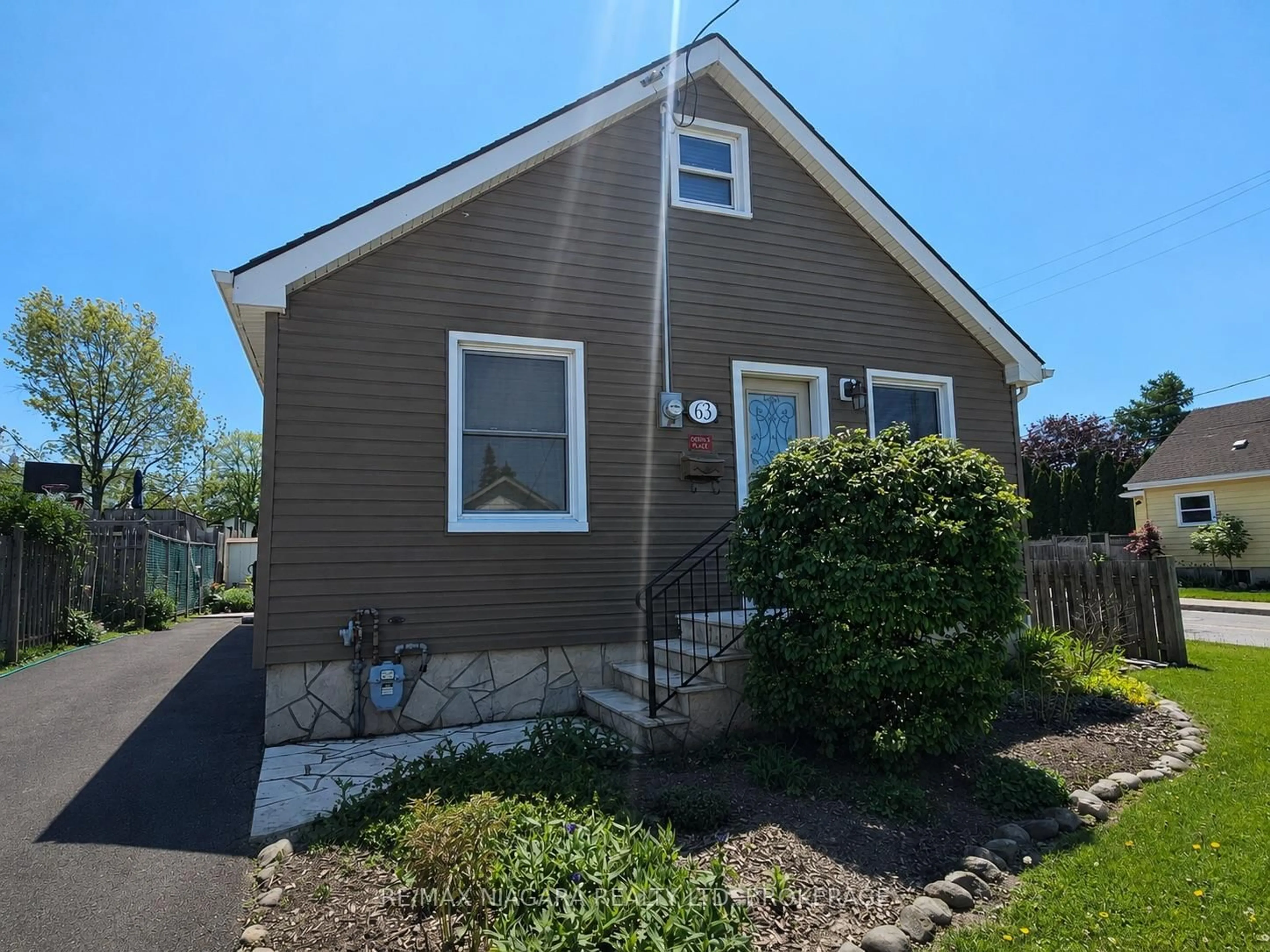 Home with vinyl exterior material, street for 63 Sullivan Ave, Thorold Ontario L2V 2Y7