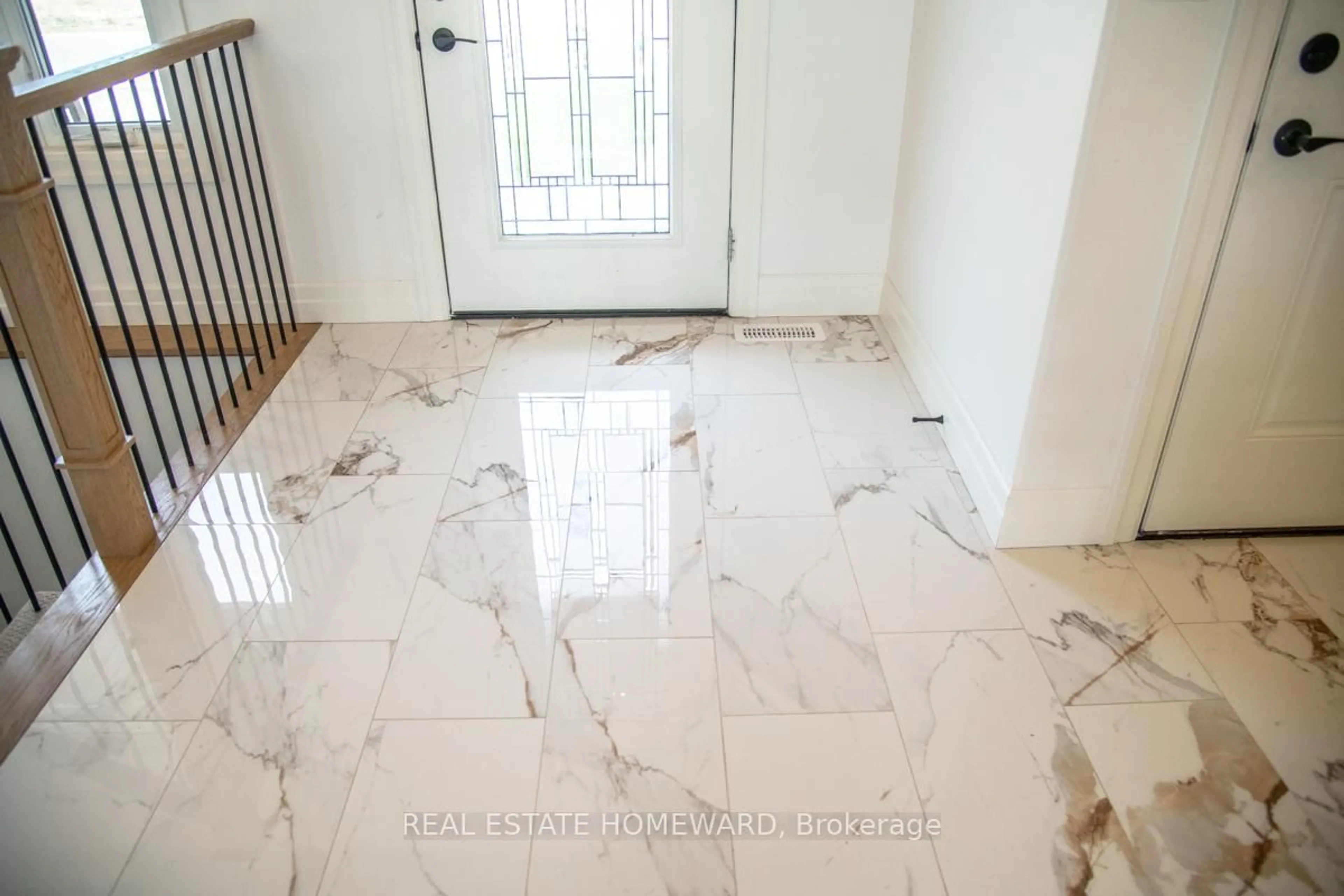 Indoor entryway for 25 Vista Cres, Ingleside Ontario K8V 5P4