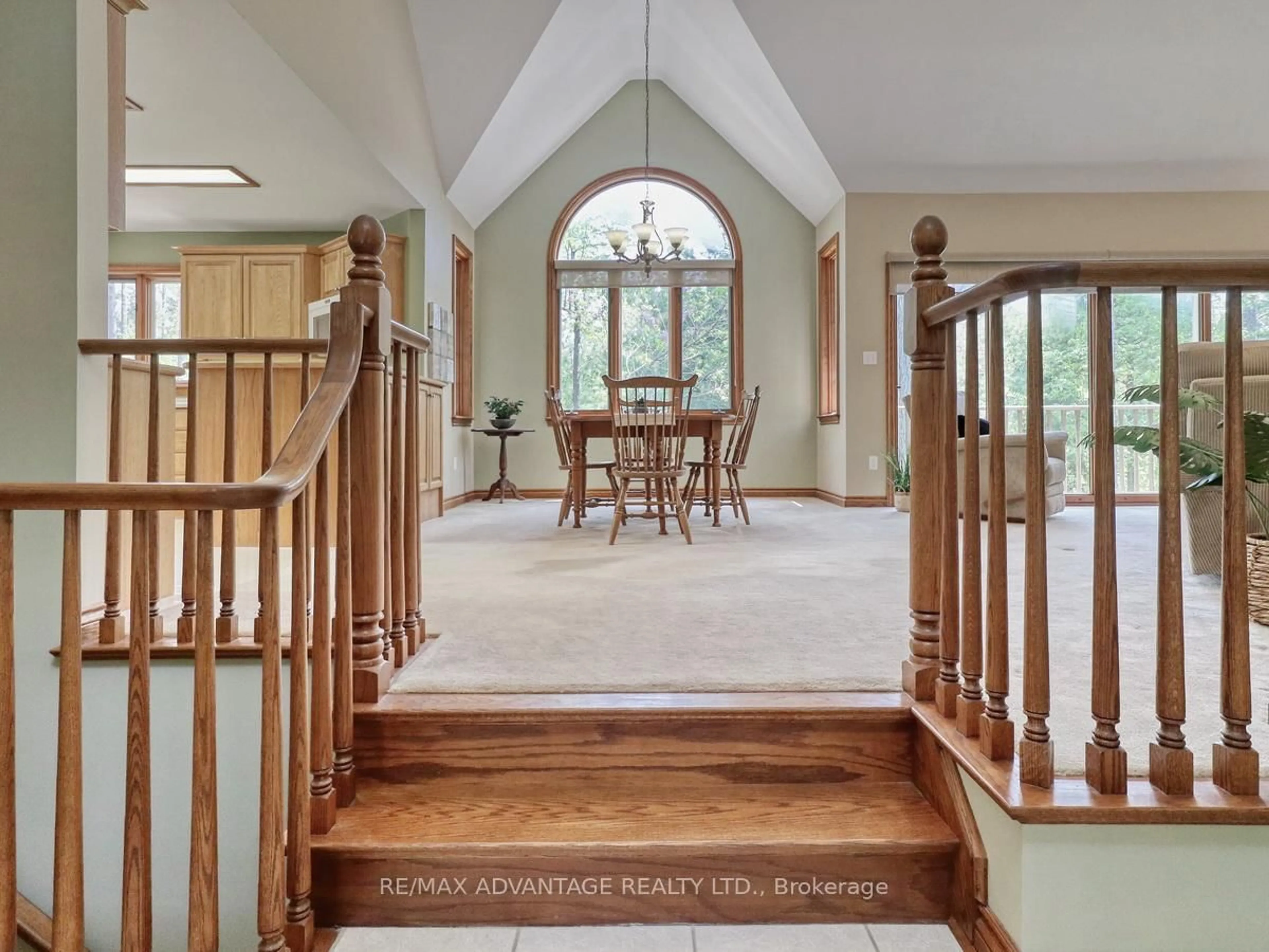 Indoor foyer for 10404 Pinetree Dr, Lambton Shores Ontario N0M 1T0