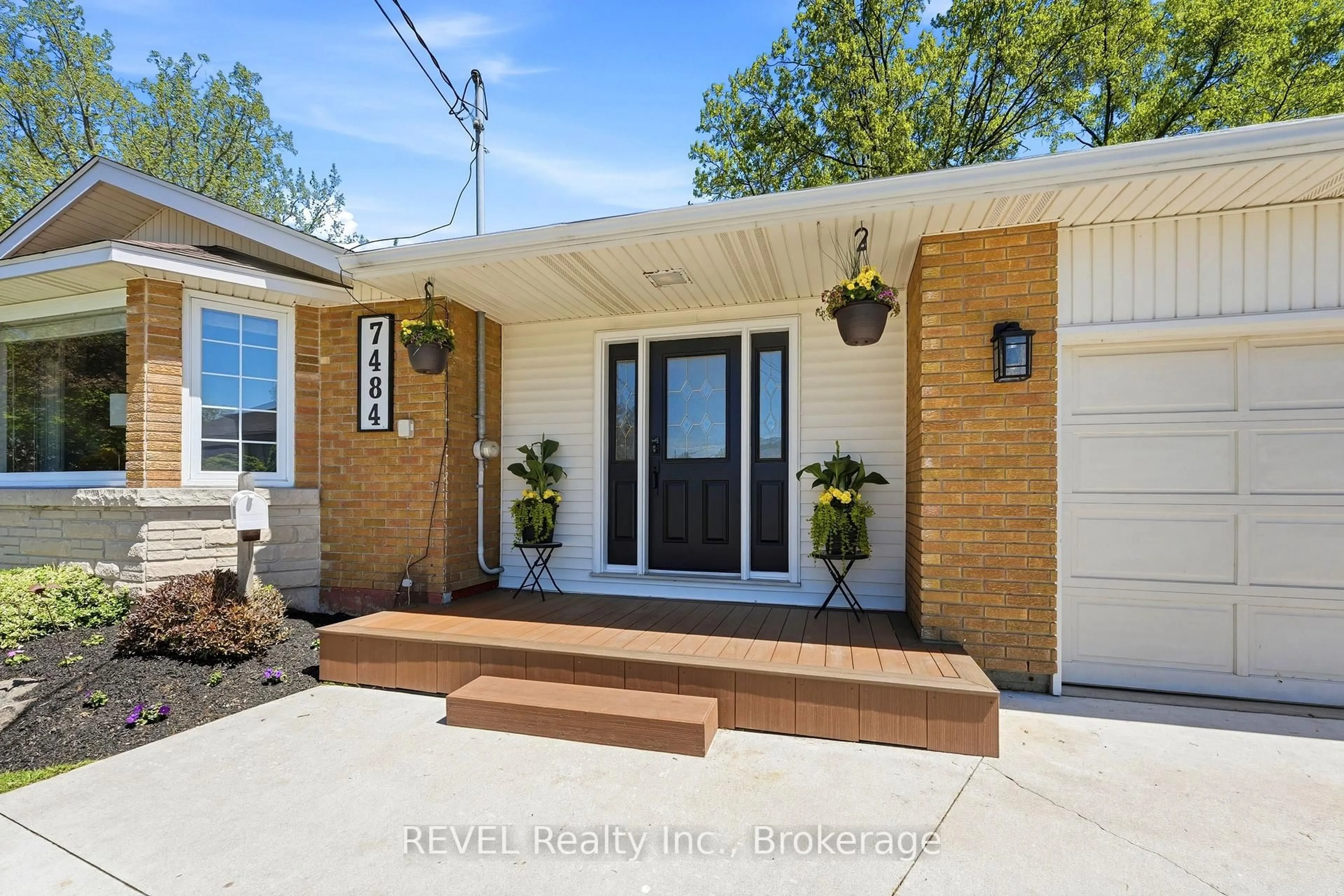 Home with brick exterior material, street for 7484 Merritt Ave, Niagara Falls Ontario L2G 5C5