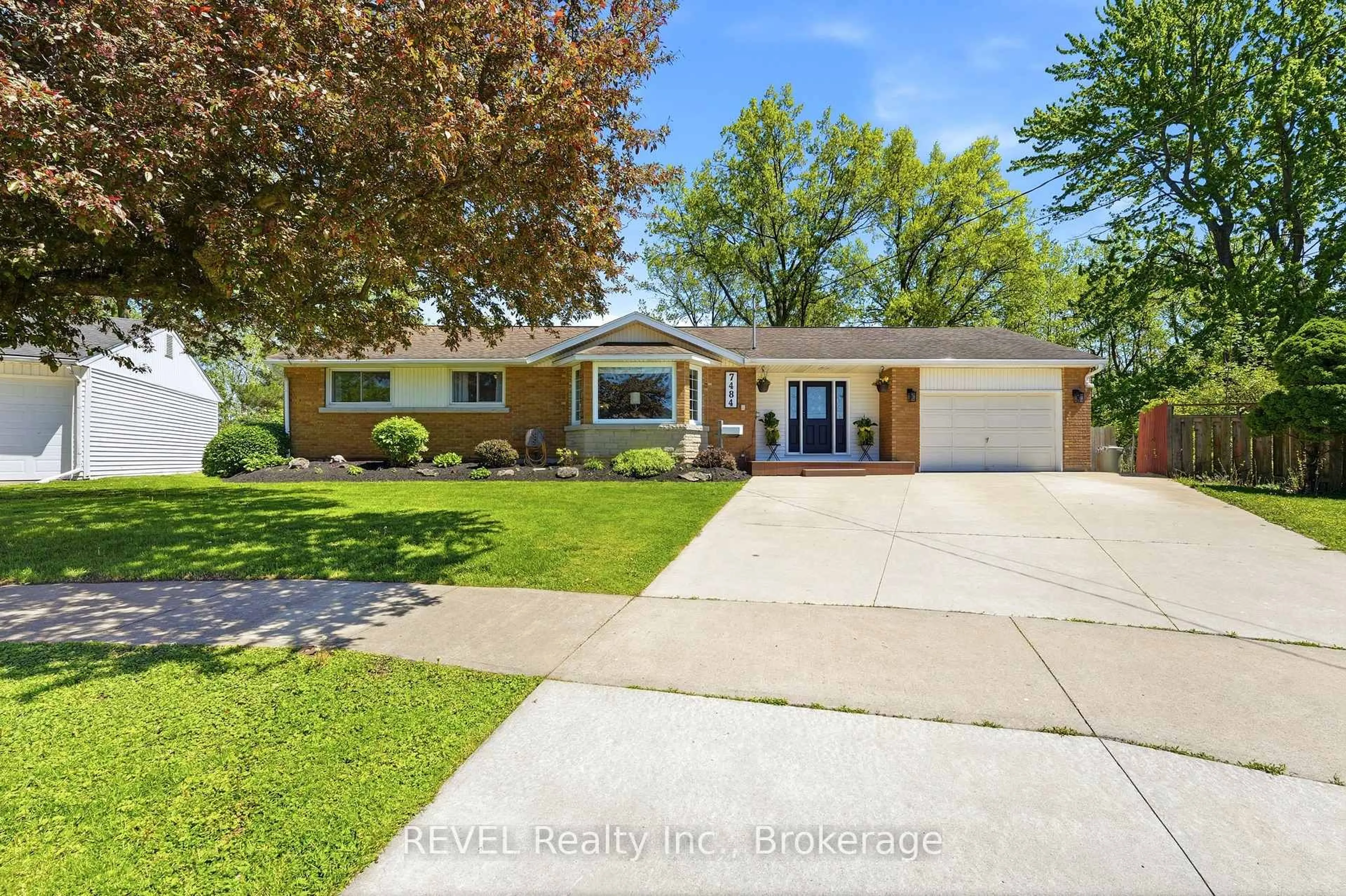 Home with vinyl exterior material, street for 7484 Merritt Ave, Niagara Falls Ontario L2G 5C5