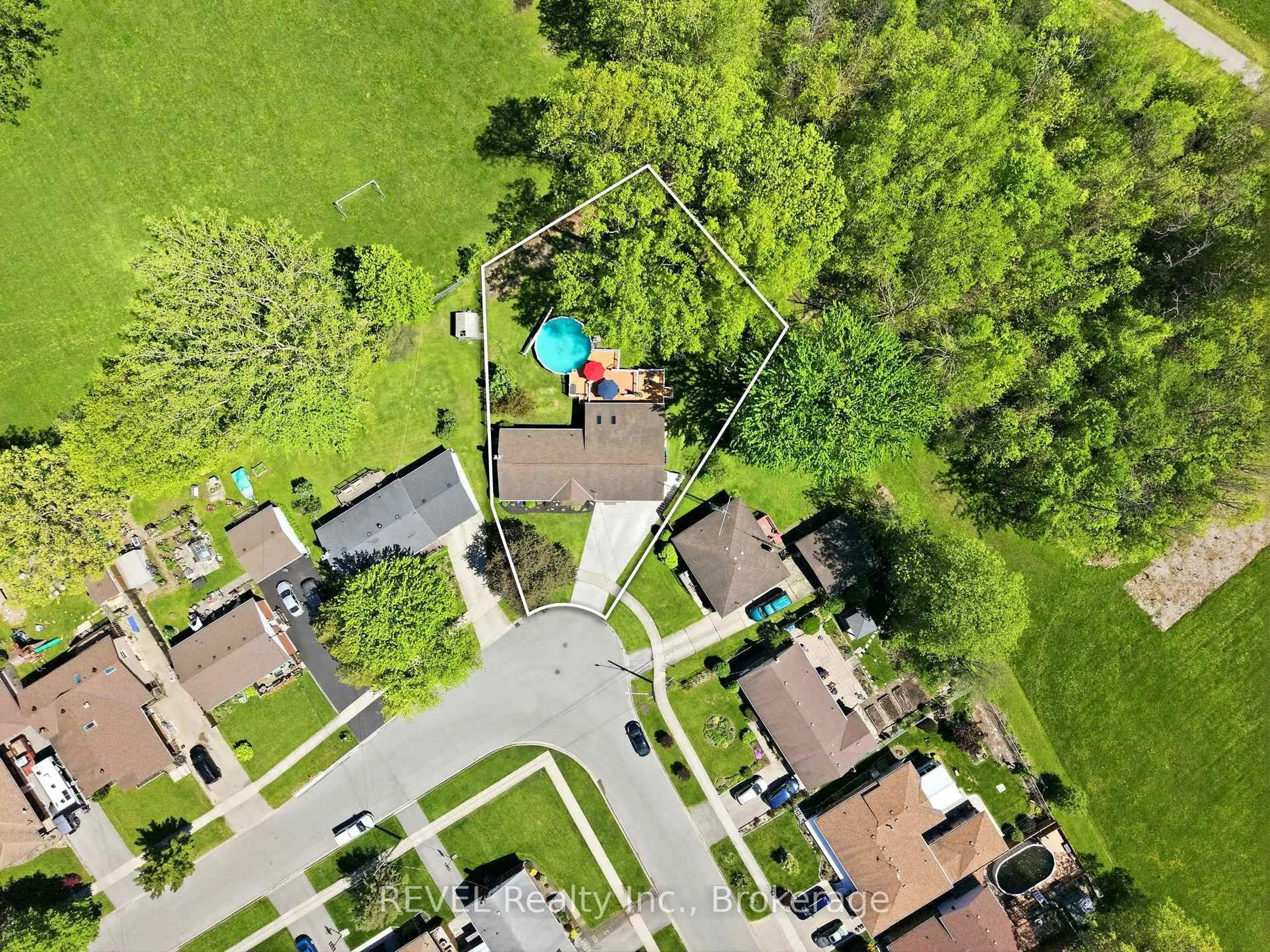 A pic from outside/outdoor area/front of a property/back of a property/a pic from drone, street for 7484 Merritt Ave, Niagara Falls Ontario L2G 5C5