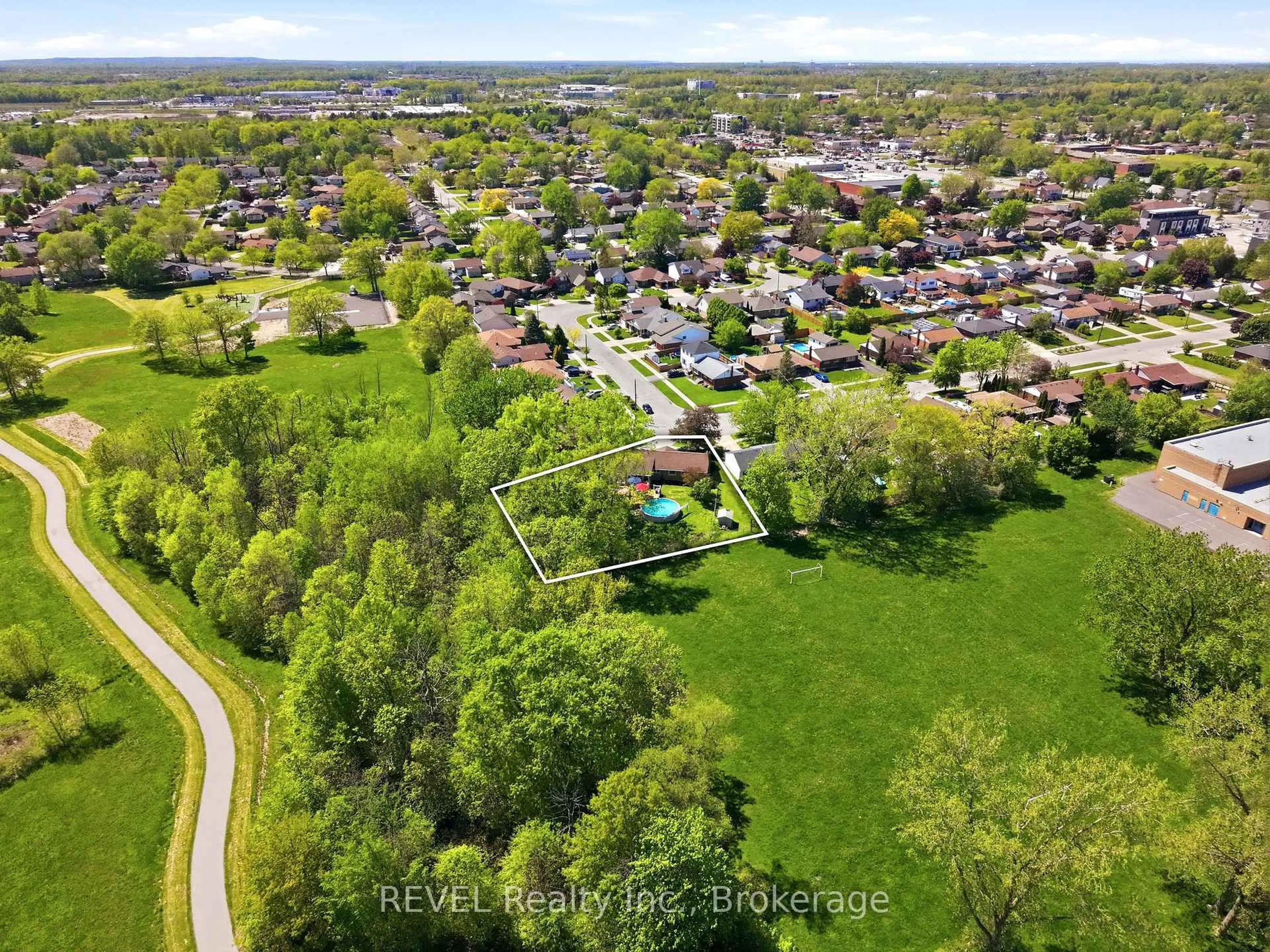 A pic from outside/outdoor area/front of a property/back of a property/a pic from drone, street for 7484 Merritt Ave, Niagara Falls Ontario L2G 5C5