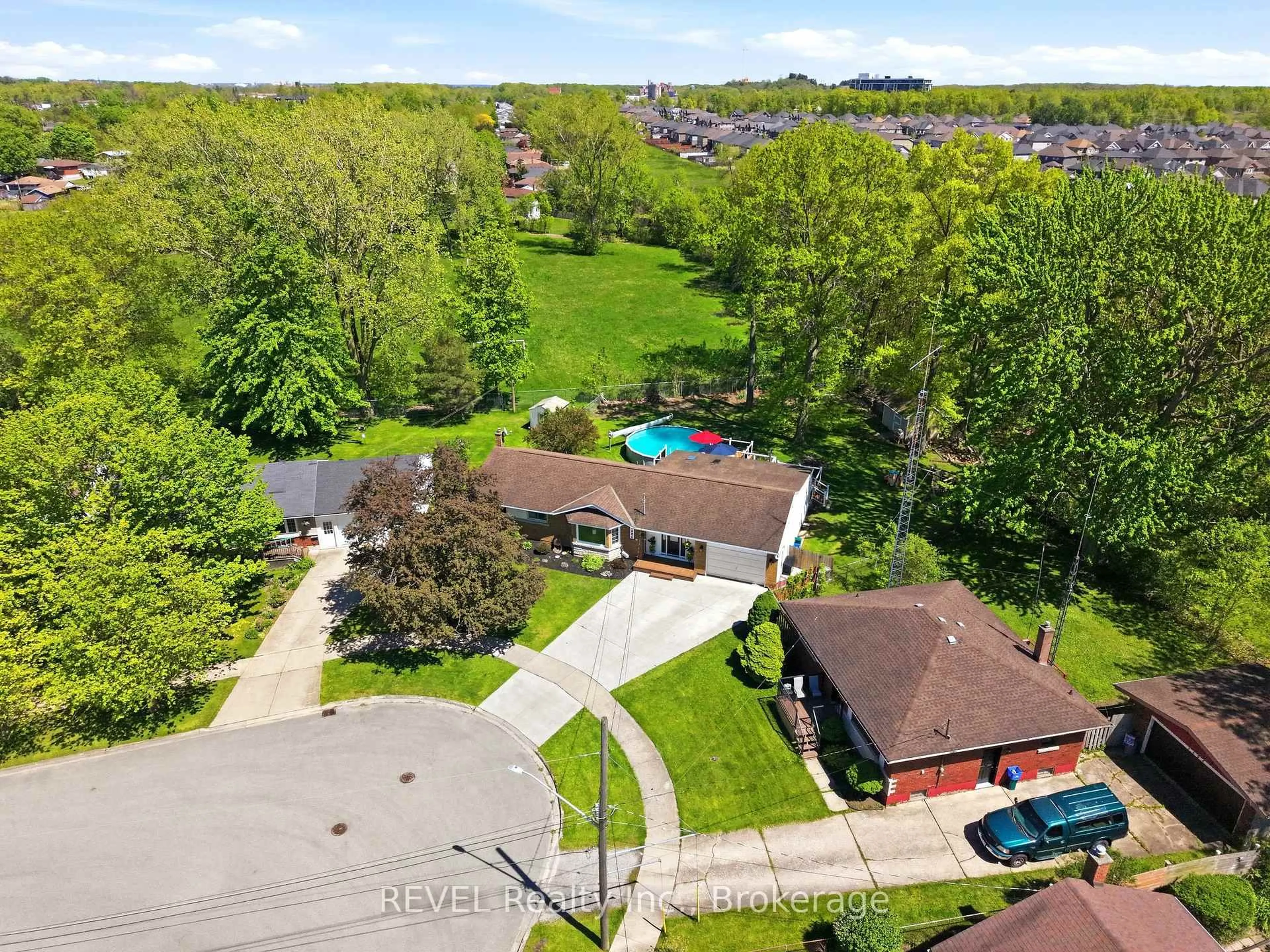 A pic from outside/outdoor area/front of a property/back of a property/a pic from drone, street for 7484 Merritt Ave, Niagara Falls Ontario L2G 5C5