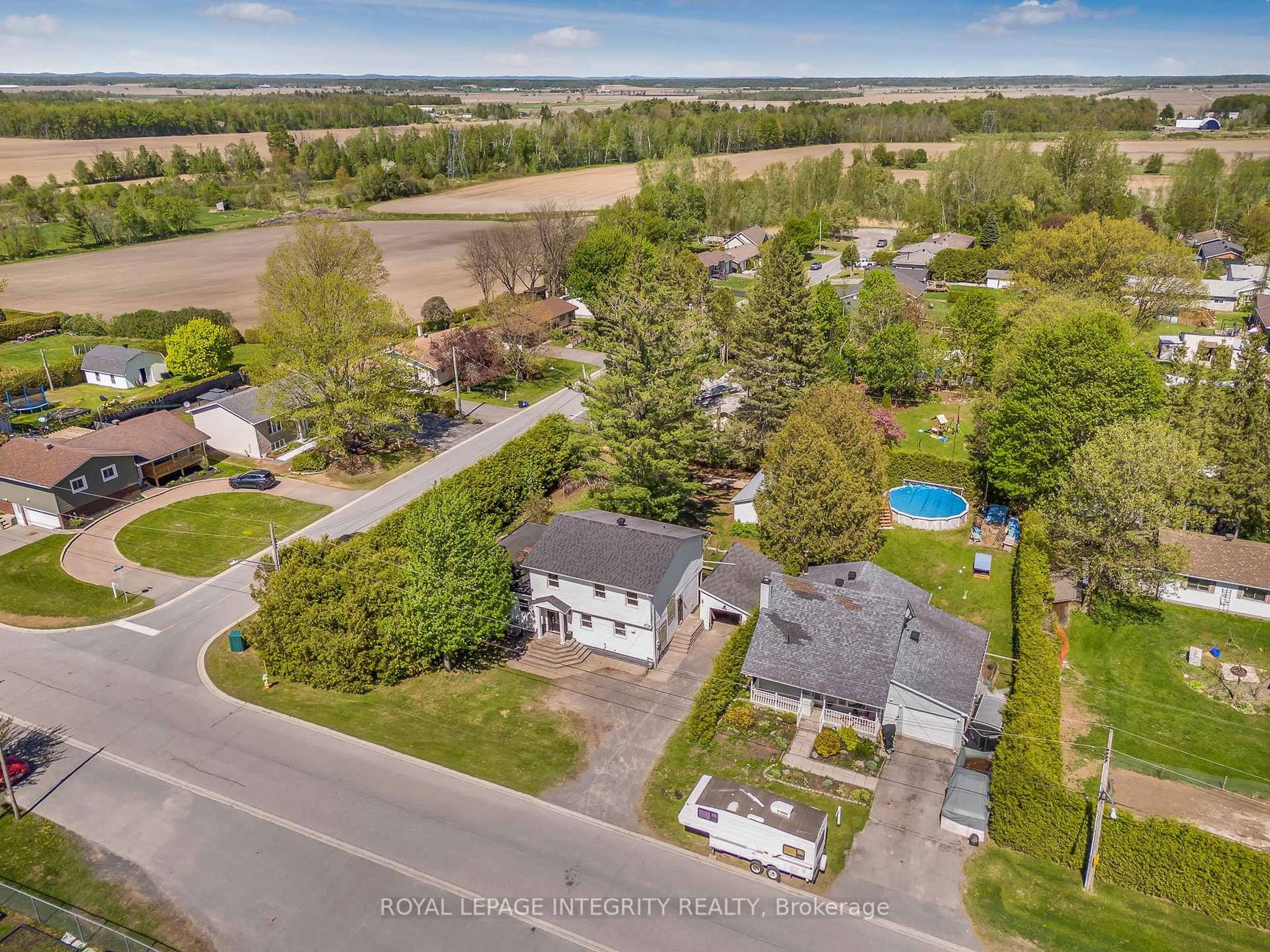 A pic from outside/outdoor area/front of a property/back of a property/a pic from drone, water/lake/river/ocean view for 3785 Rue Cartier St, Clarence-Rockland Ontario K0A 1E0