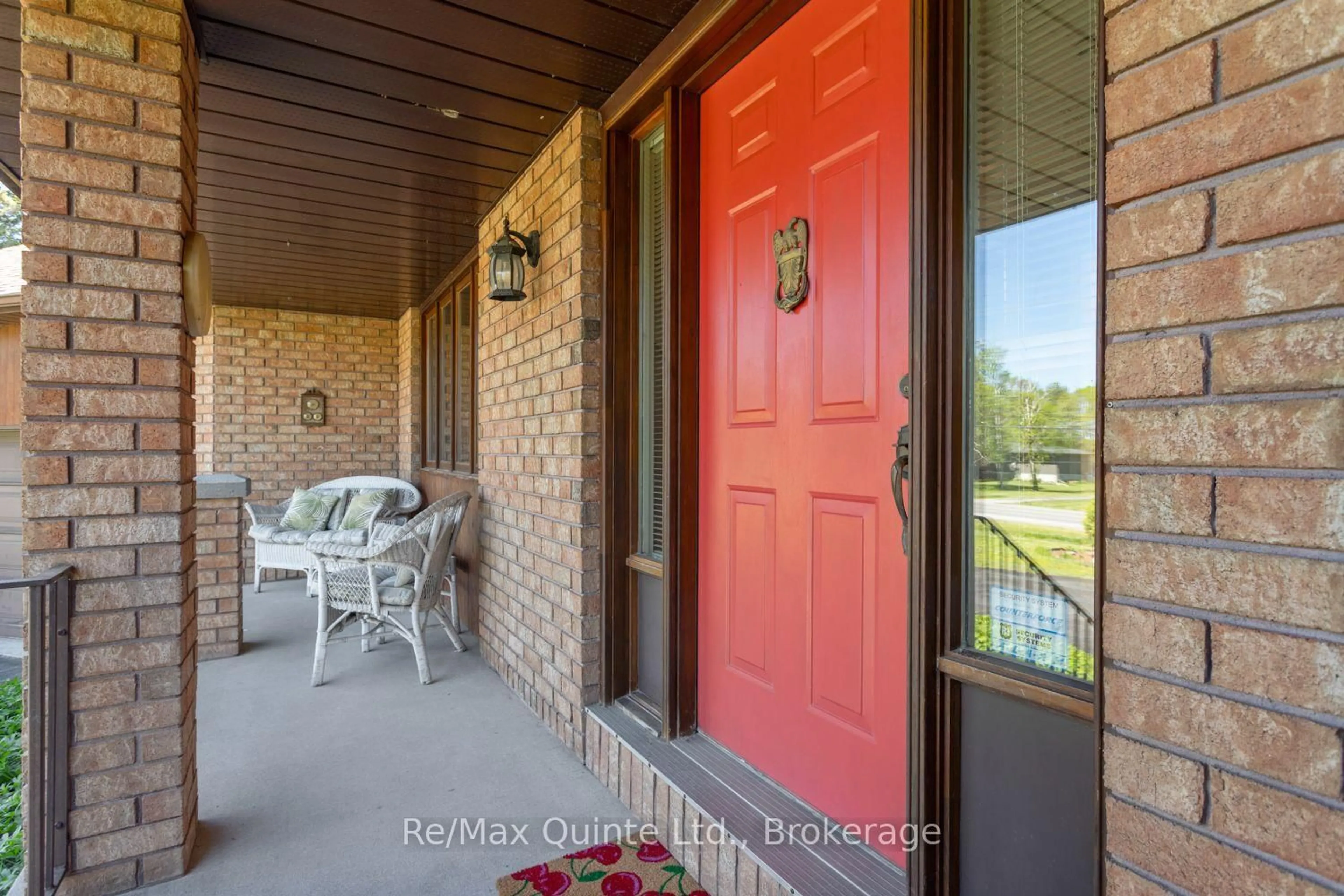 Indoor entryway for 21858 Loyalist Pkwy, Quinte West Ontario K0K 1L0