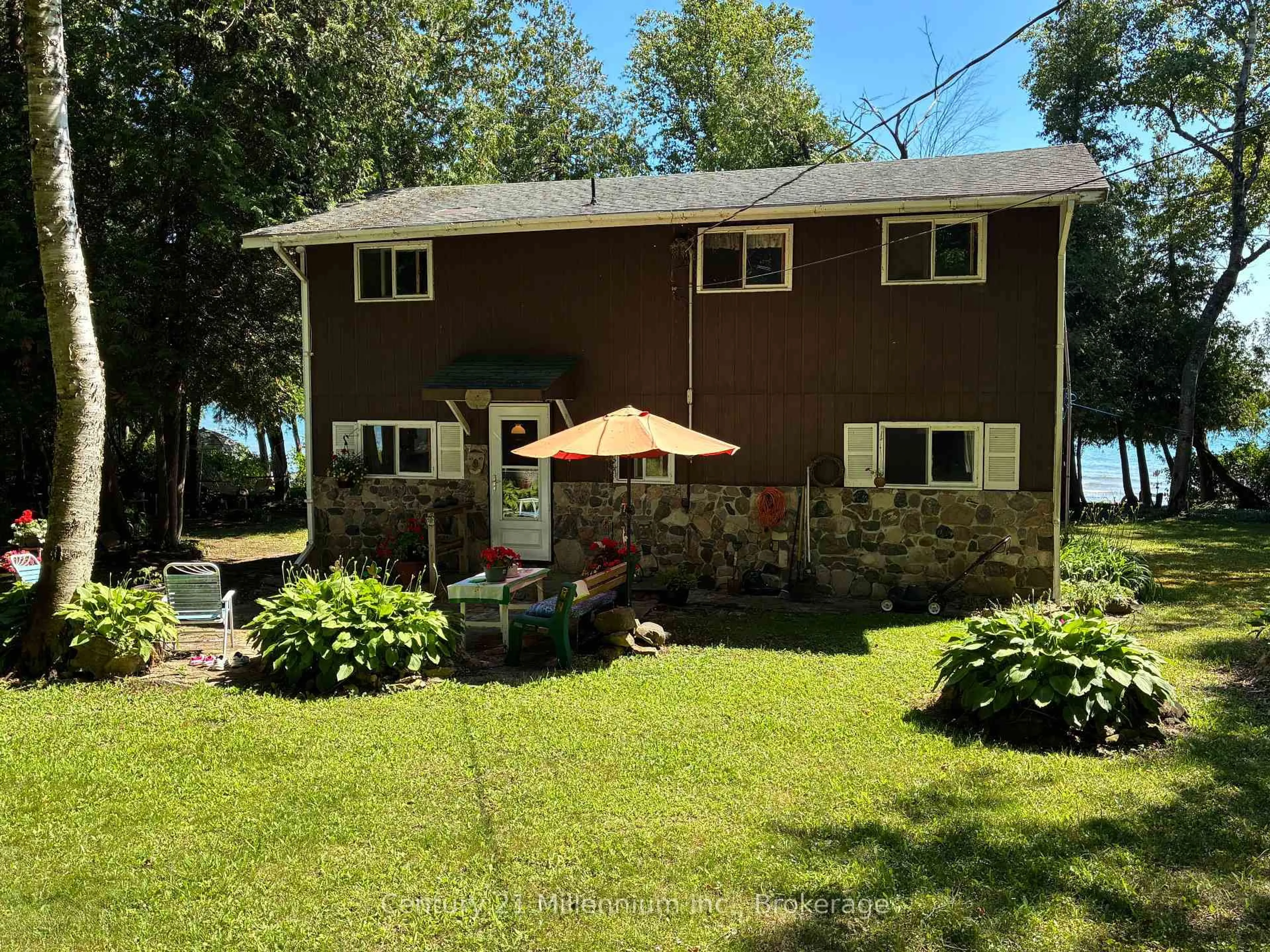 A pic from outside/outdoor area/front of a property/back of a property/a pic from drone, water/lake/river/ocean view for 318 Victoria St, Kincardine Ontario N0G 2T0