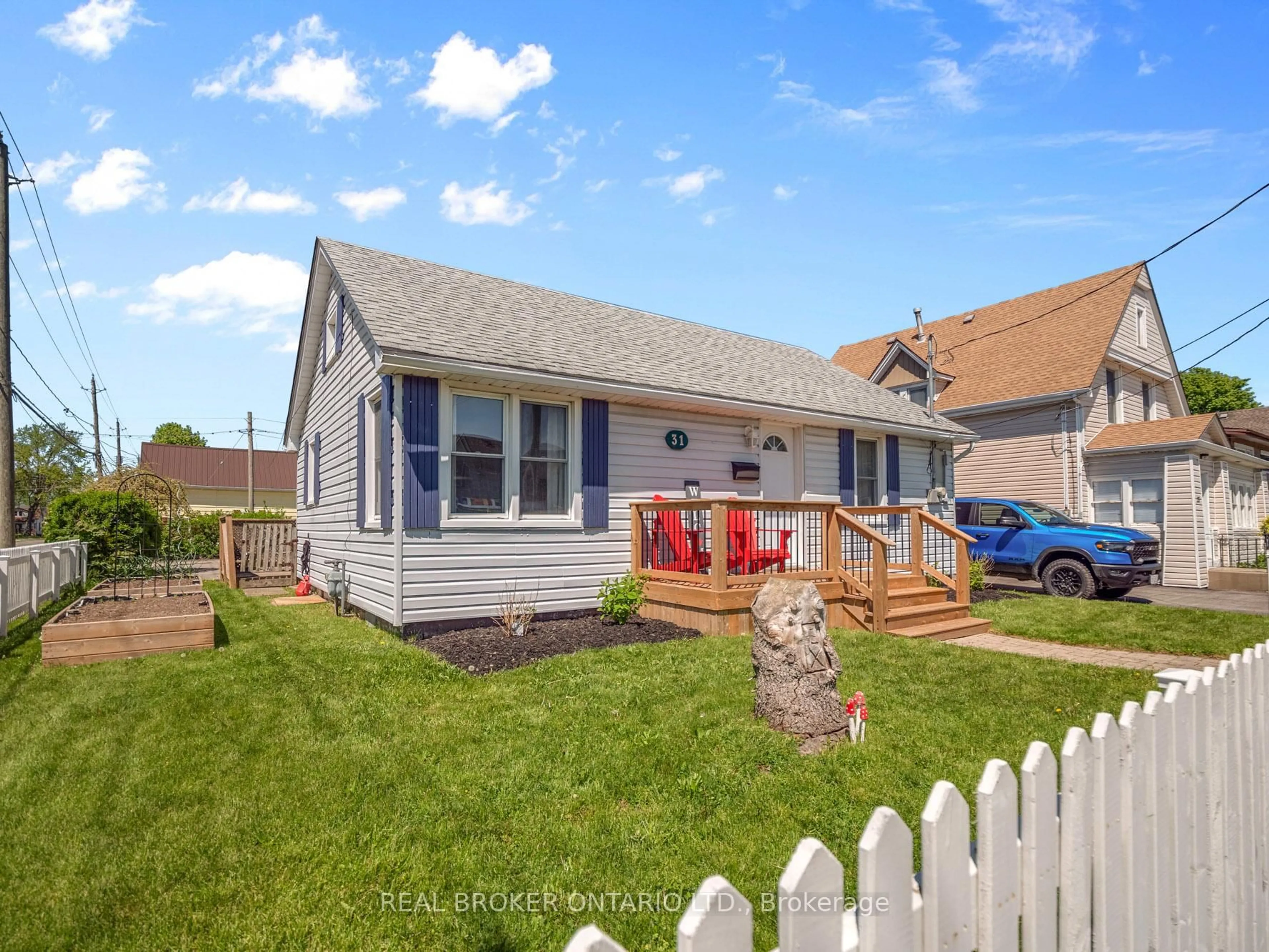 Home with vinyl exterior material, street for 31 BEECH St, Port Colborne Ontario L3K 3N7