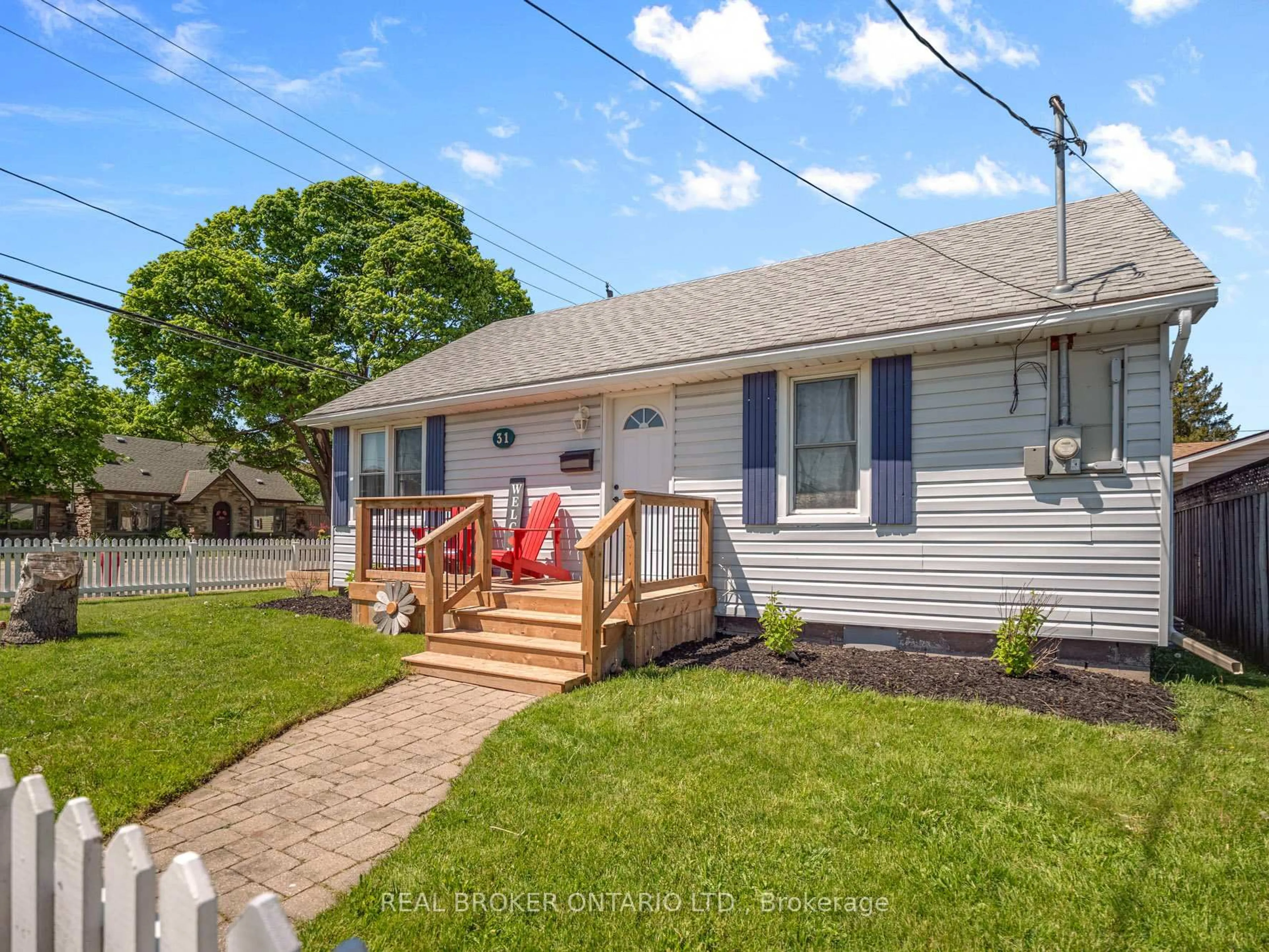 Home with vinyl exterior material, street for 31 BEECH St, Port Colborne Ontario L3K 3N7