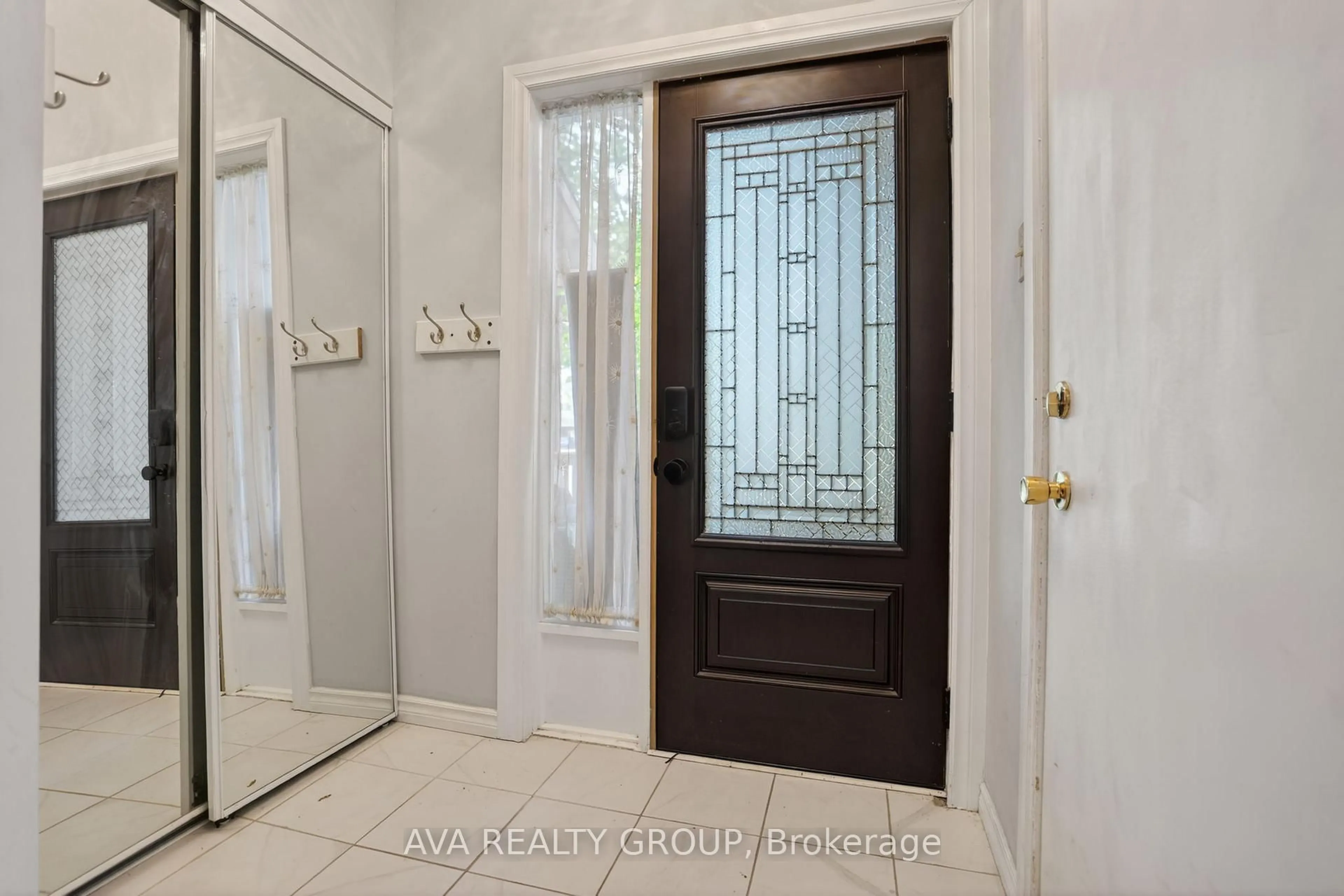 Indoor entryway for 27 Danaher Dr, Ottawa Ontario K2J 3Y5