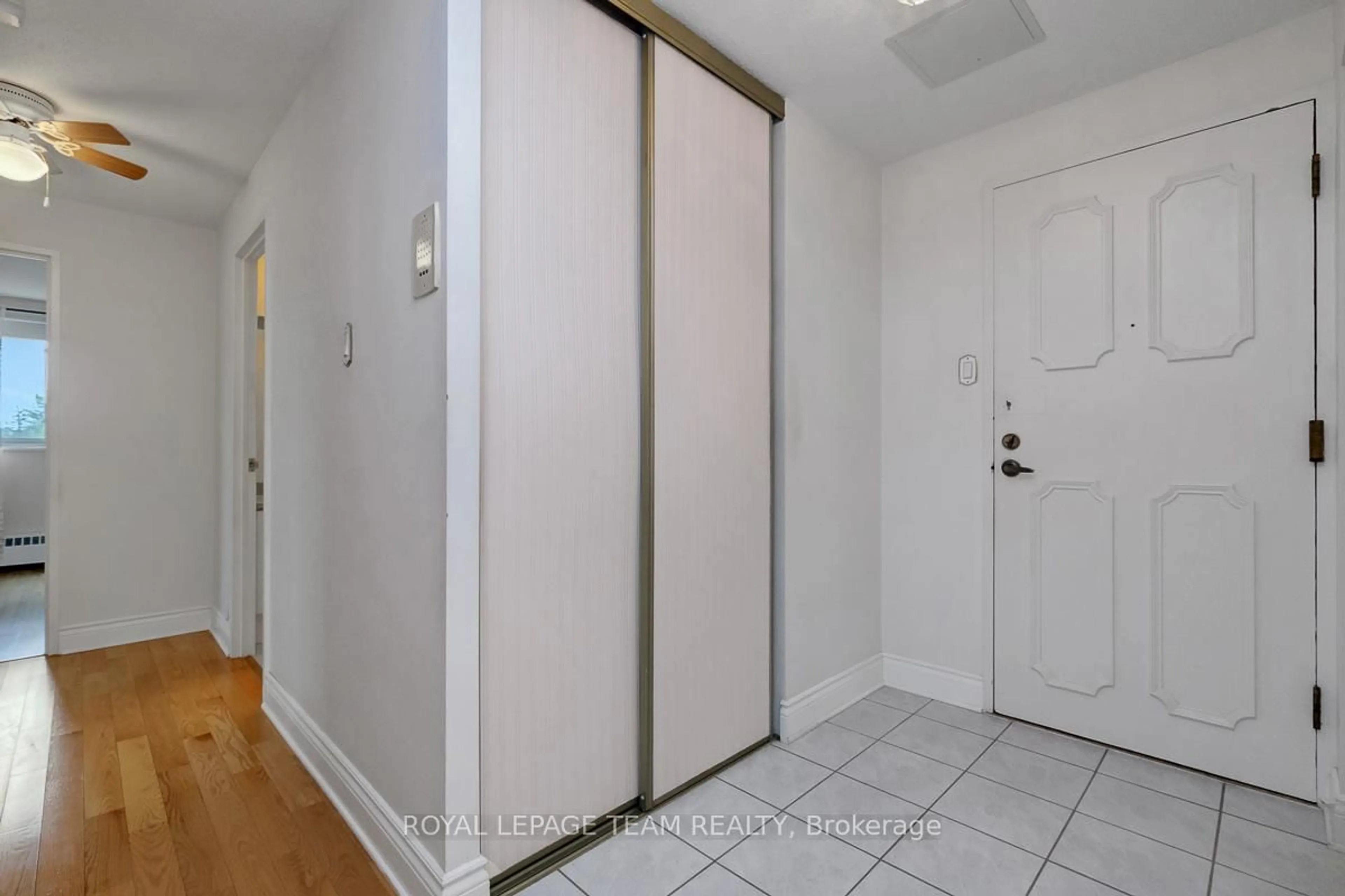 Indoor entryway for 1465 Baseline Rd #312, Ottawa Ontario K2C 3L9