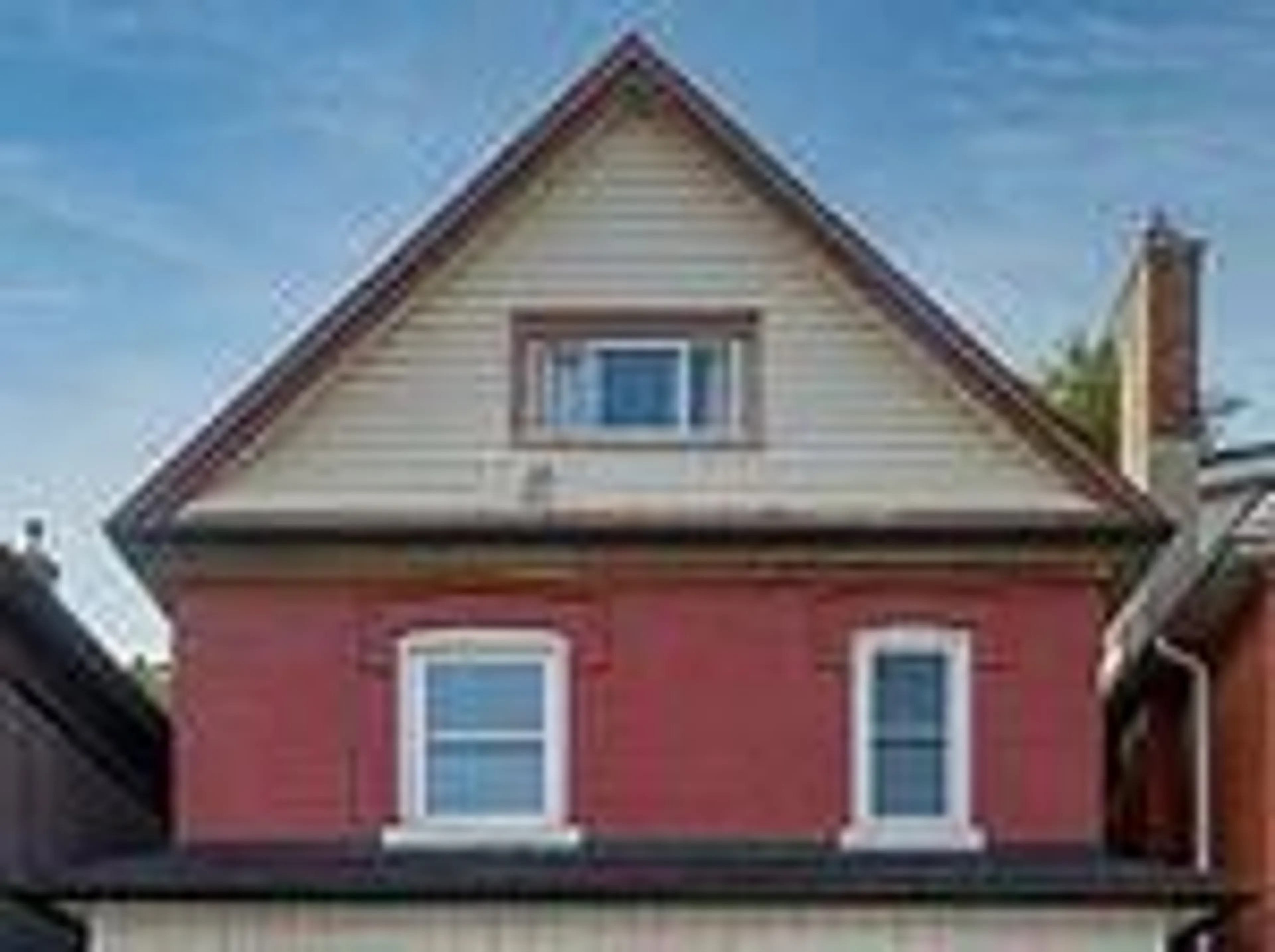 Home with vinyl exterior material, building for 439 Wentworth St N, Hamilton Ontario L8L 5W6