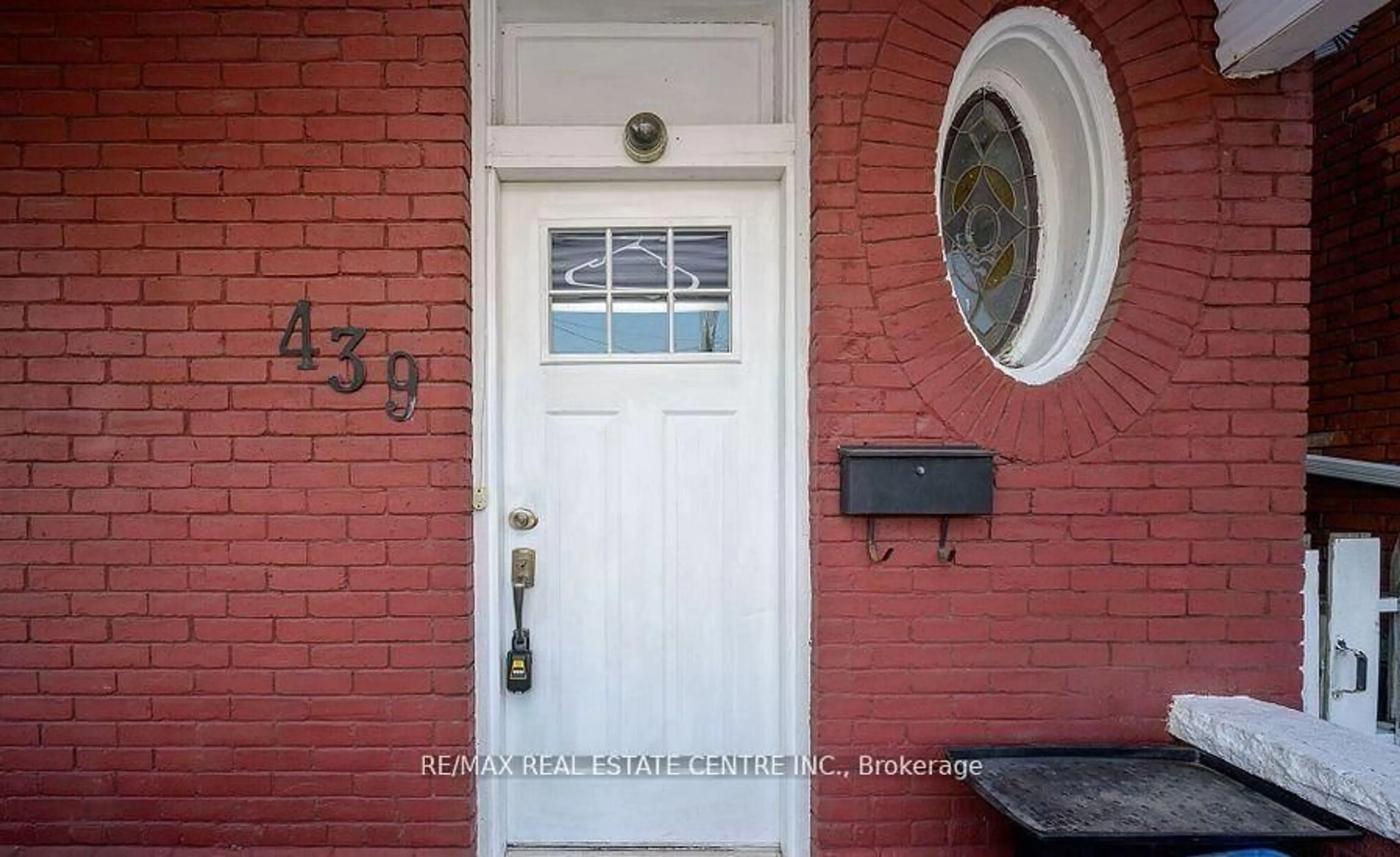 Indoor entryway for 439 Wentworth St N, Hamilton Ontario L8L 5W6