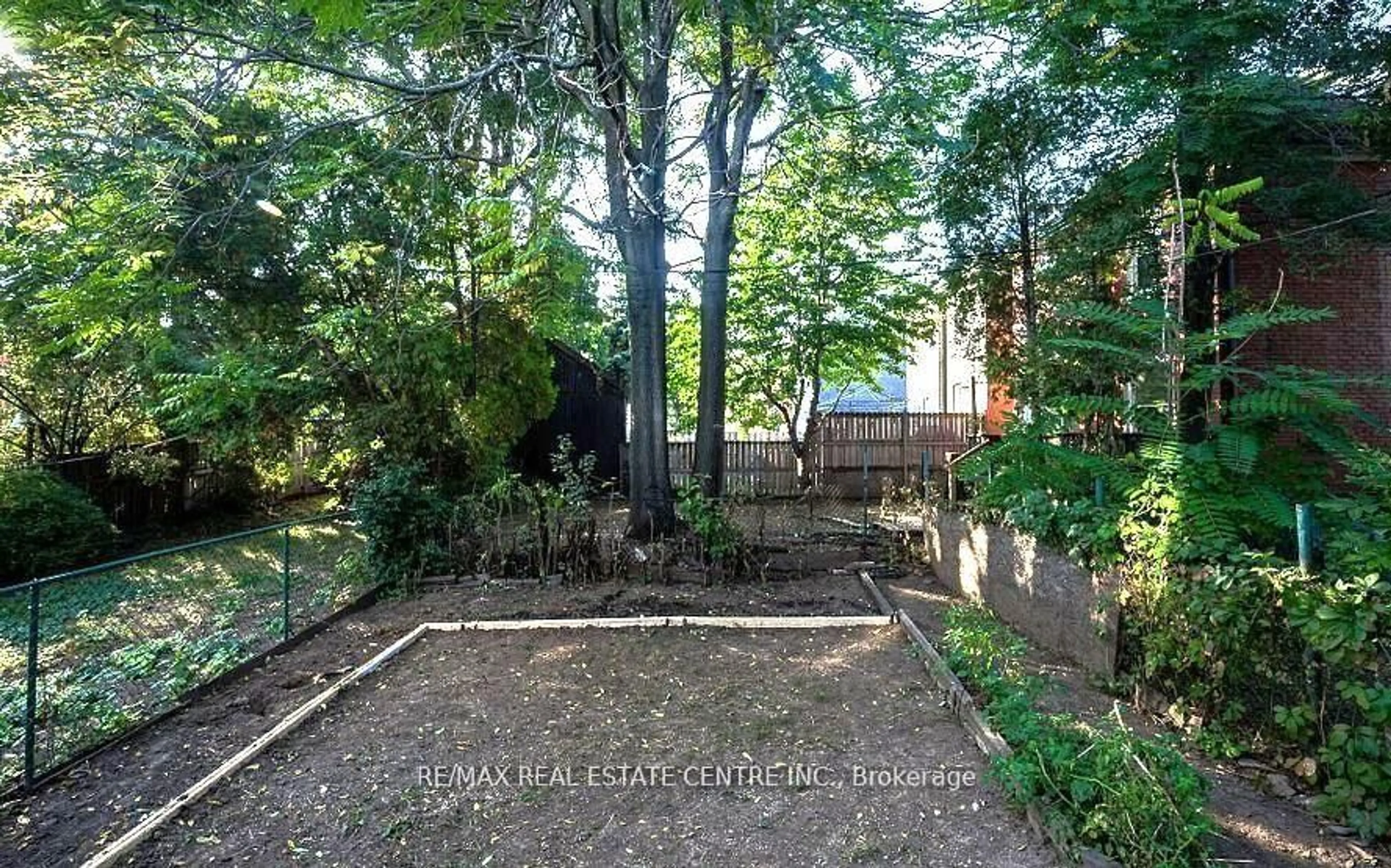 Patio, forest/trees view for 439 Wentworth St N, Hamilton Ontario L8L 5W6