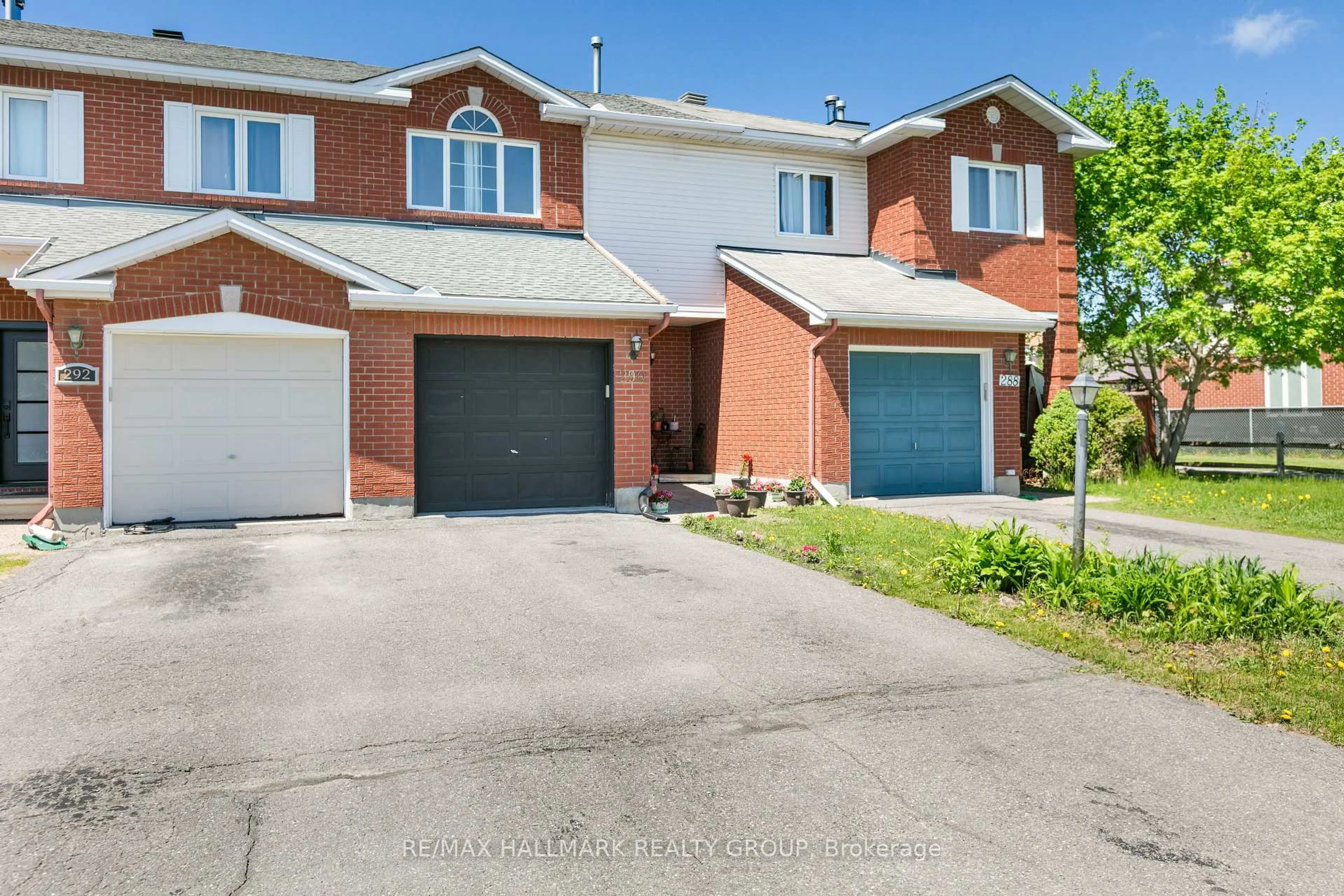 A pic from outside/outdoor area/front of a property/back of a property/a pic from drone, street for 290 Stoneway Dr, Ottawa Ontario K2G 6B8