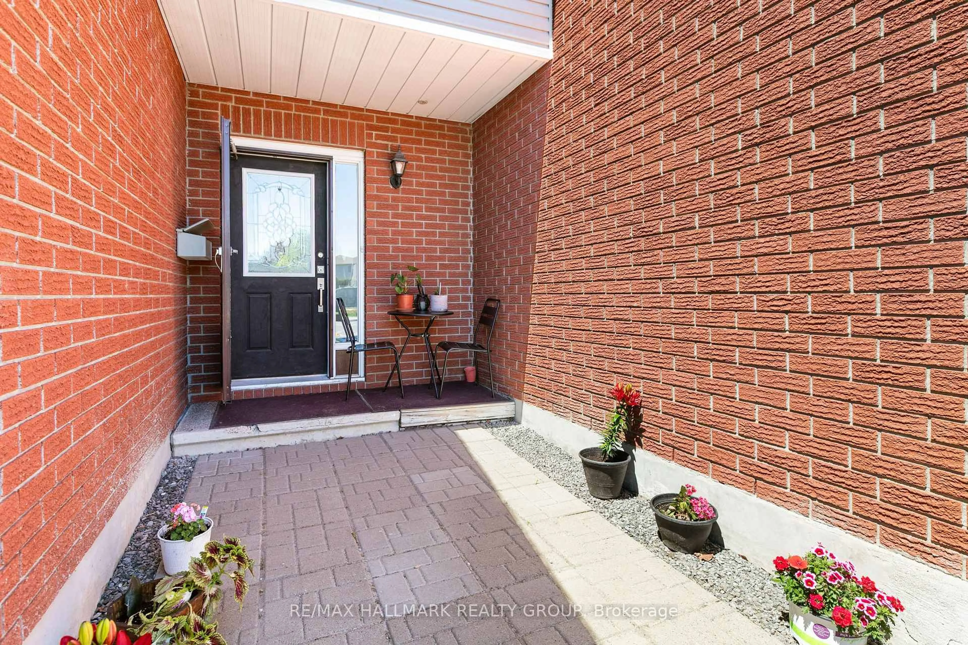 Indoor entryway for 290 Stoneway Dr, Ottawa Ontario K2G 6B8