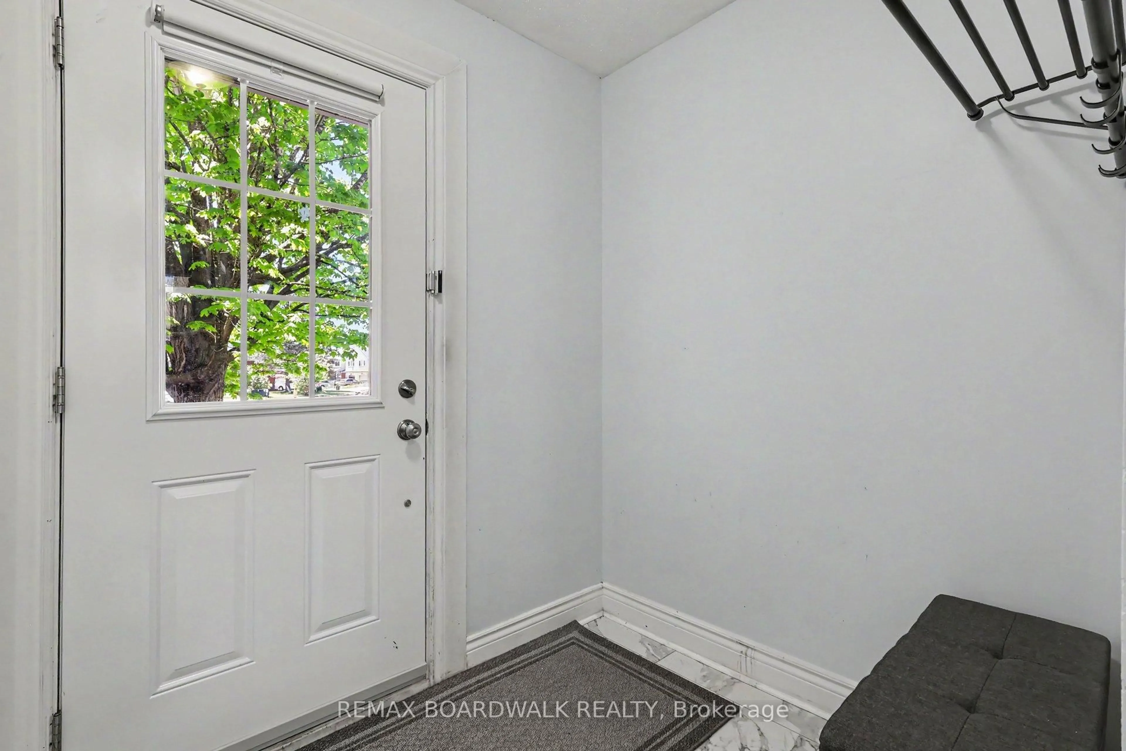 Indoor entryway for 1388 Beaucourt Crt, Ottawa Ontario K4A 1W3