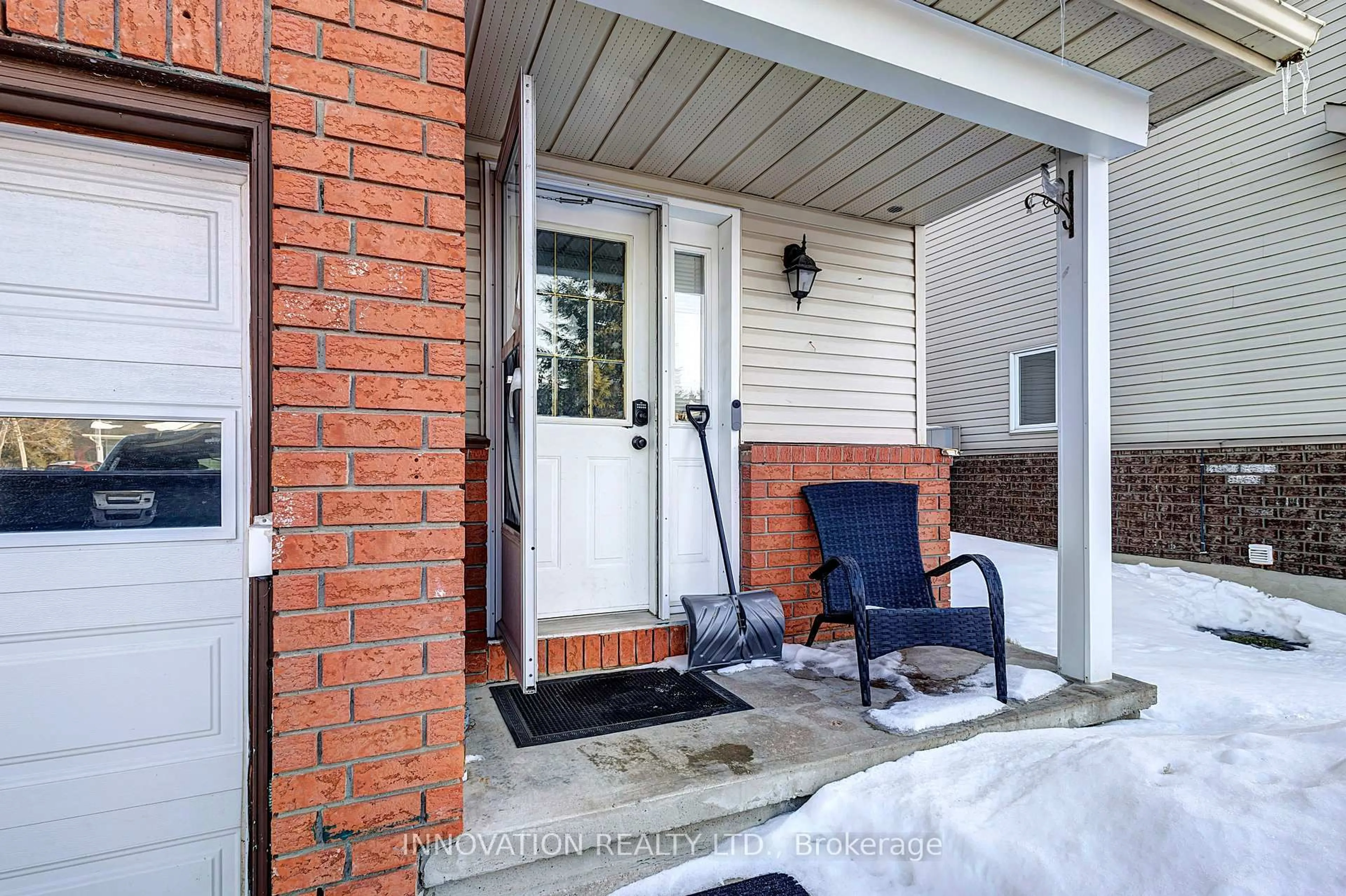 Indoor entryway for 330 Fairbrooke Crt, Arnprior Ontario K7S 0E6