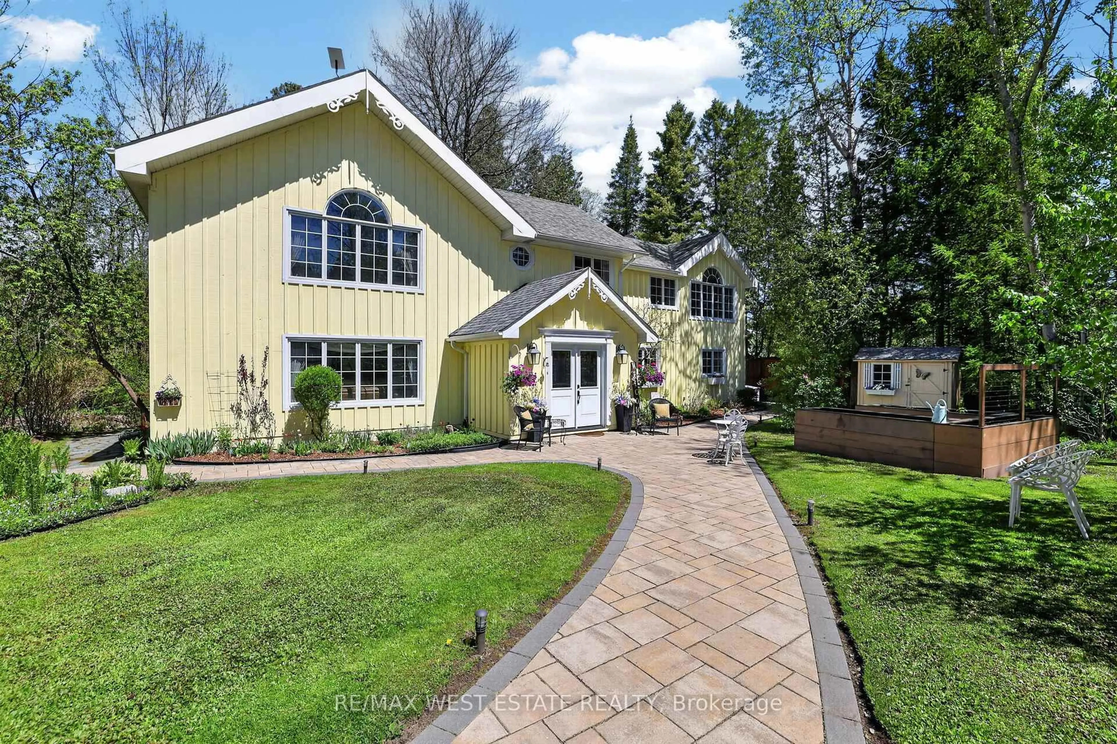 A pic from outside/outdoor area/front of a property/back of a property/a pic from drone, street for 308049 Hockley Rd, Mono Ontario L9W 6N2