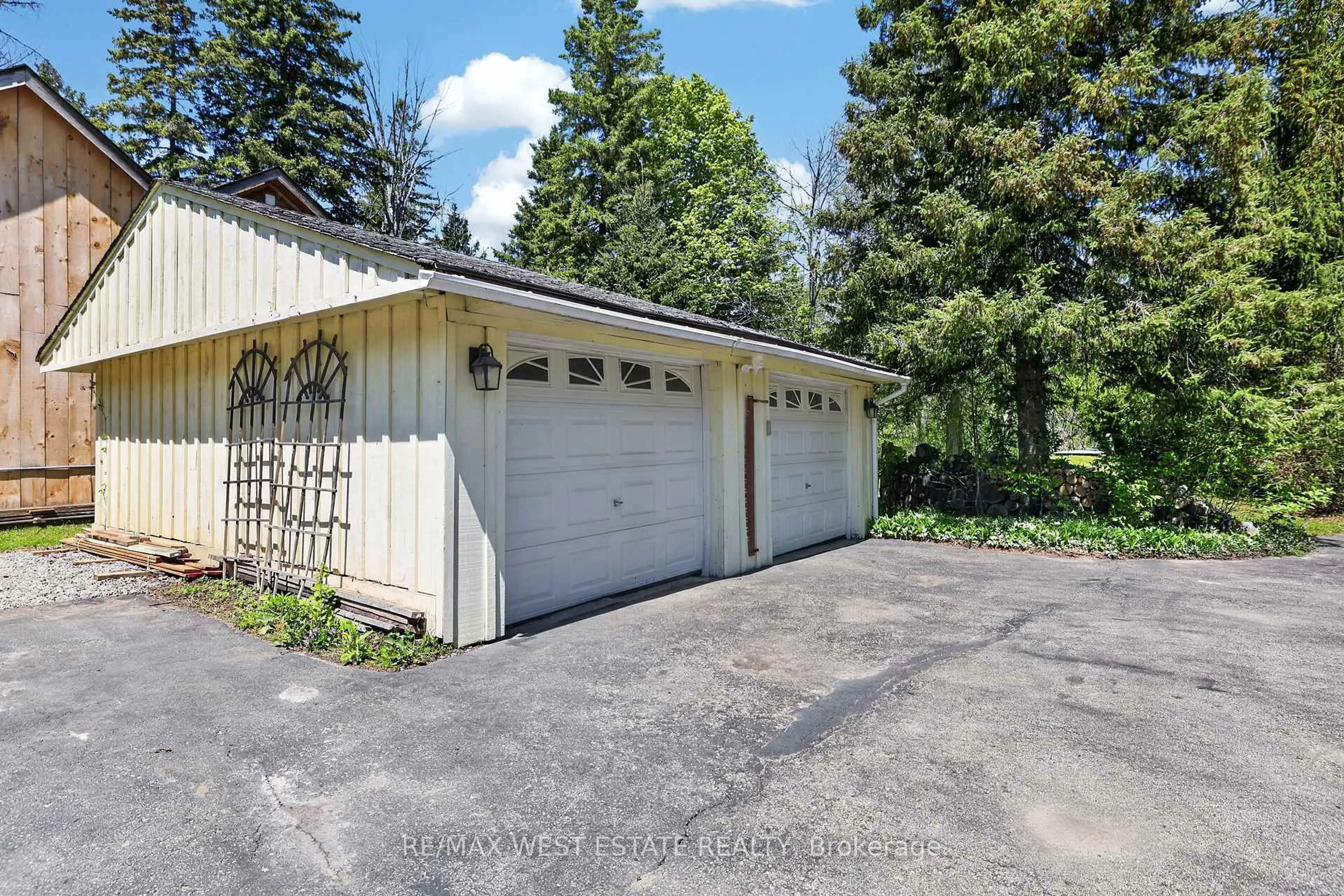 Indoor garage for 308049 Hockley Rd, Mono Ontario L9W 6N2