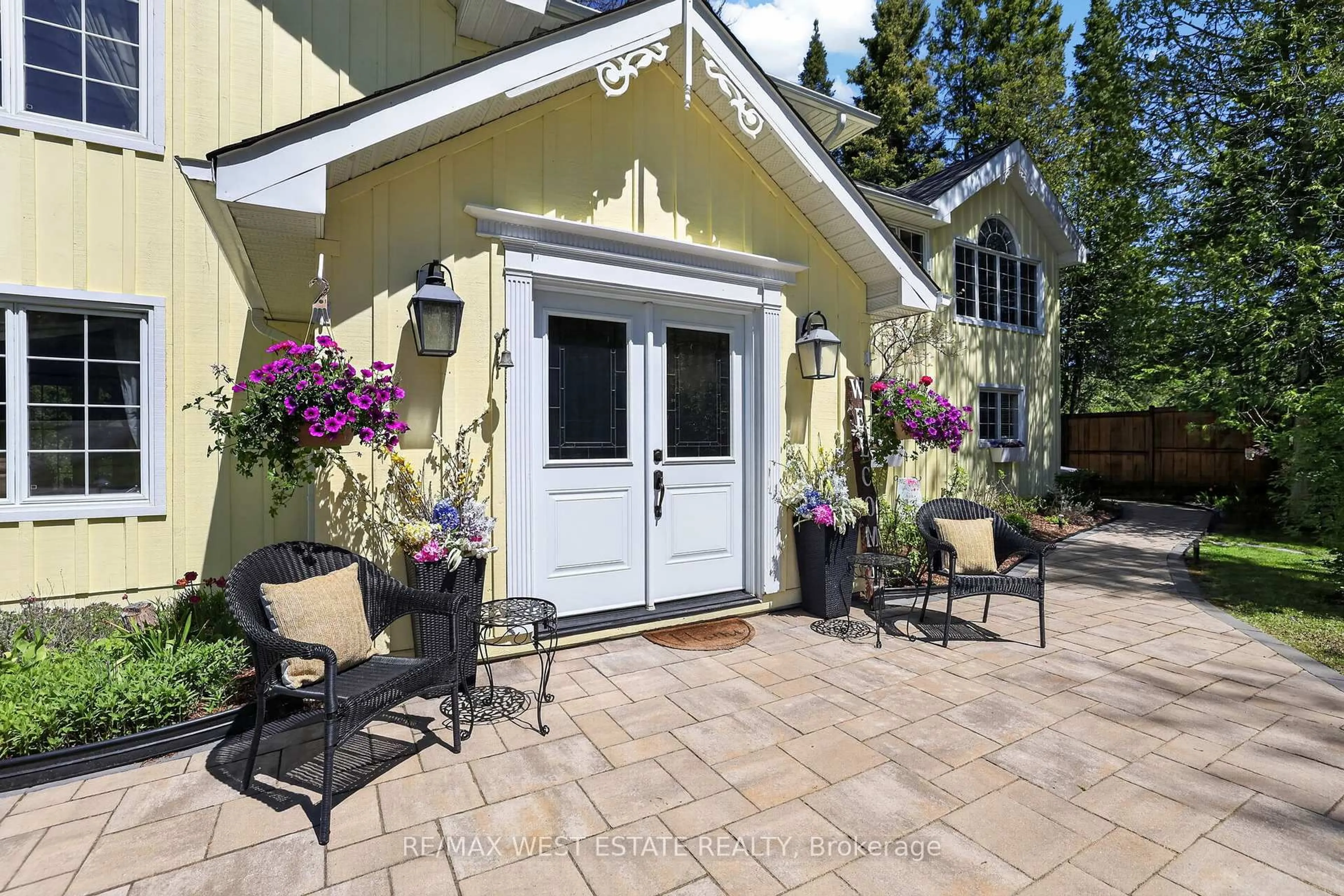 Patio, street for 308049 Hockley Rd, Mono Ontario L9W 6N2