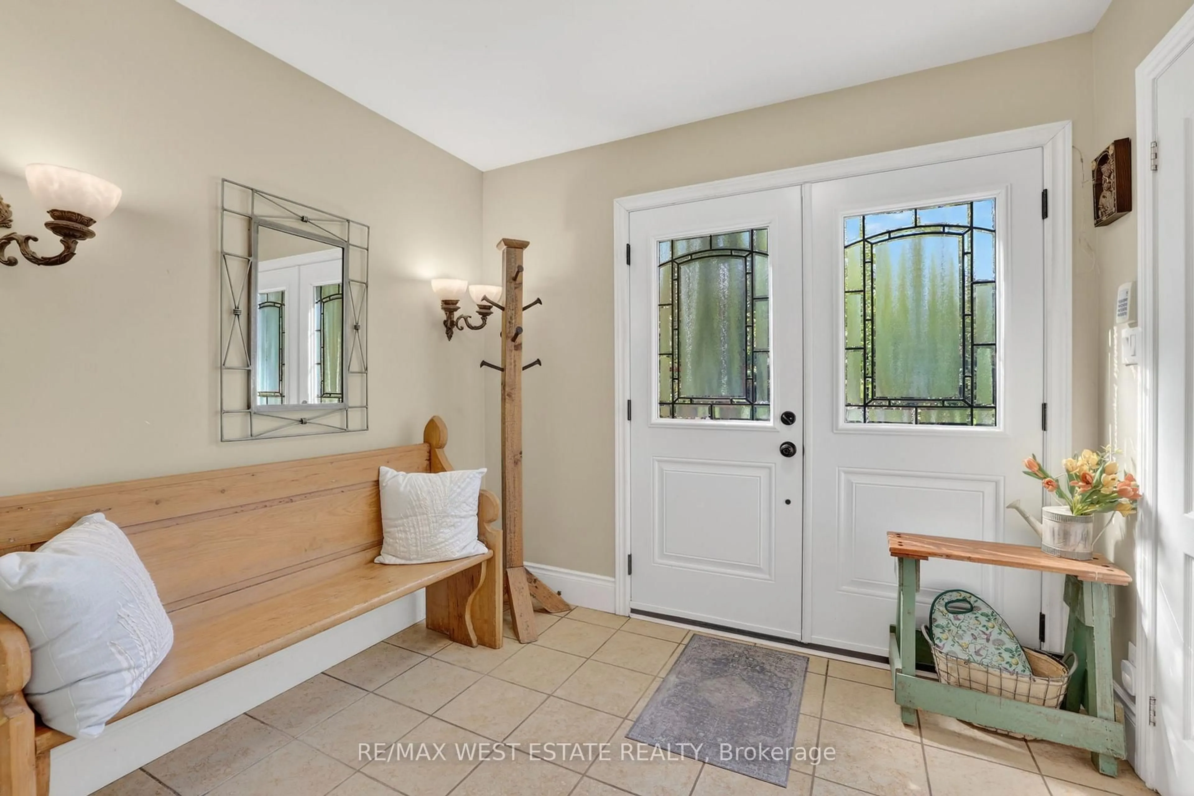 Indoor entryway for 308049 Hockley Rd, Mono Ontario L9W 6N2