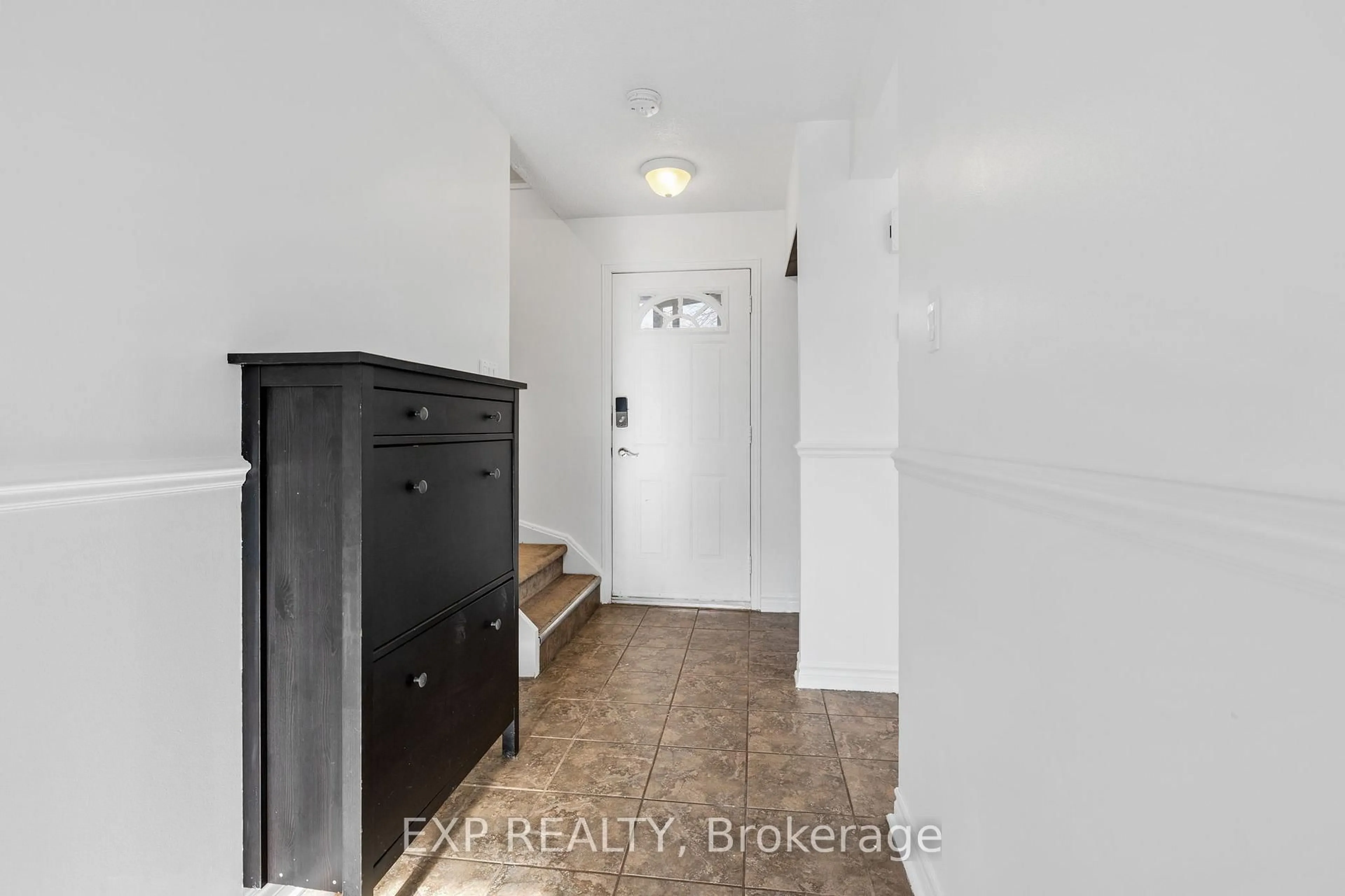 Indoor entryway for 449 Yves St, Clarence-Rockland Ontario K4K 1E9