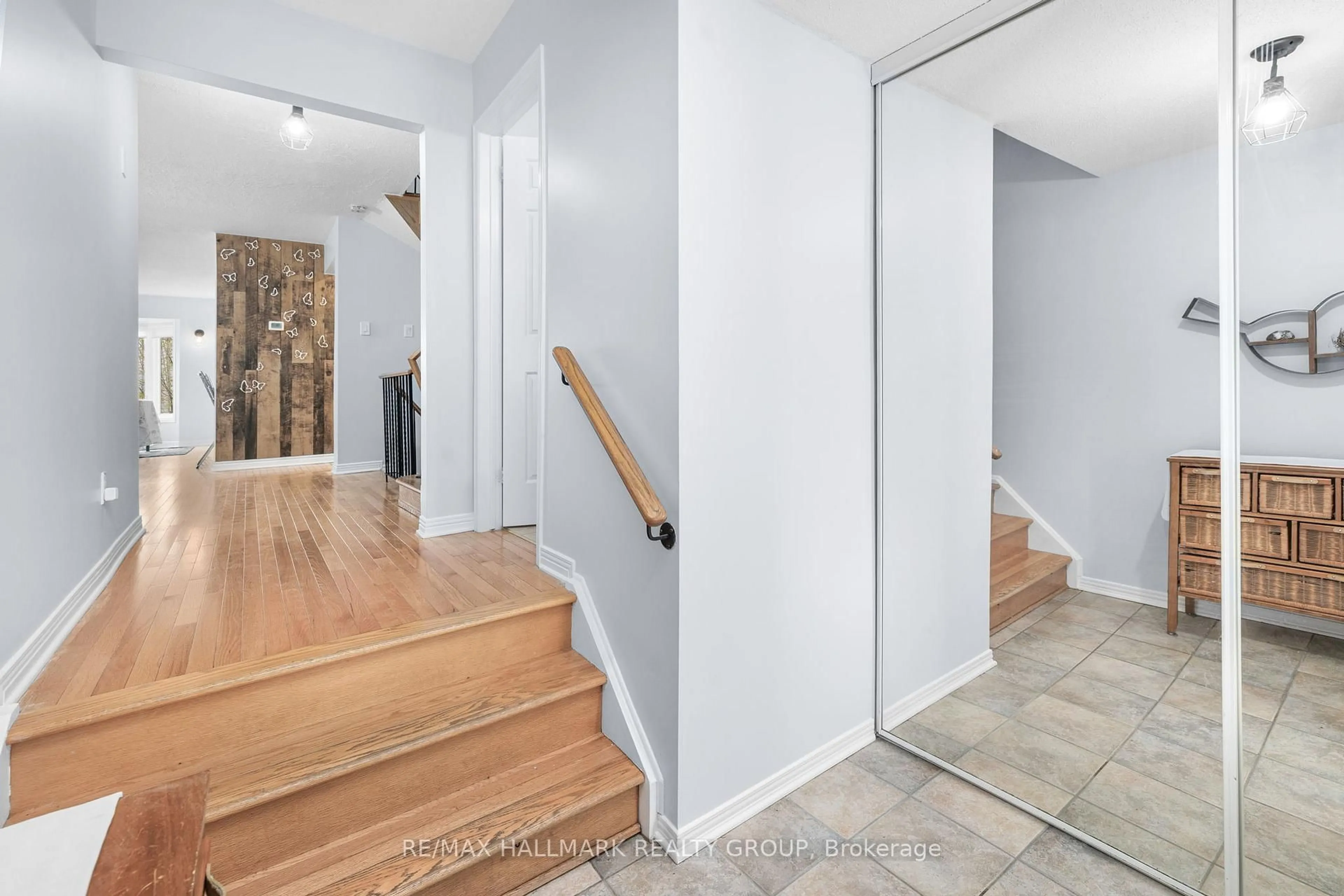 Indoor entryway for 54 Fireside Cres, Ottawa Ontario K1T 1Z4