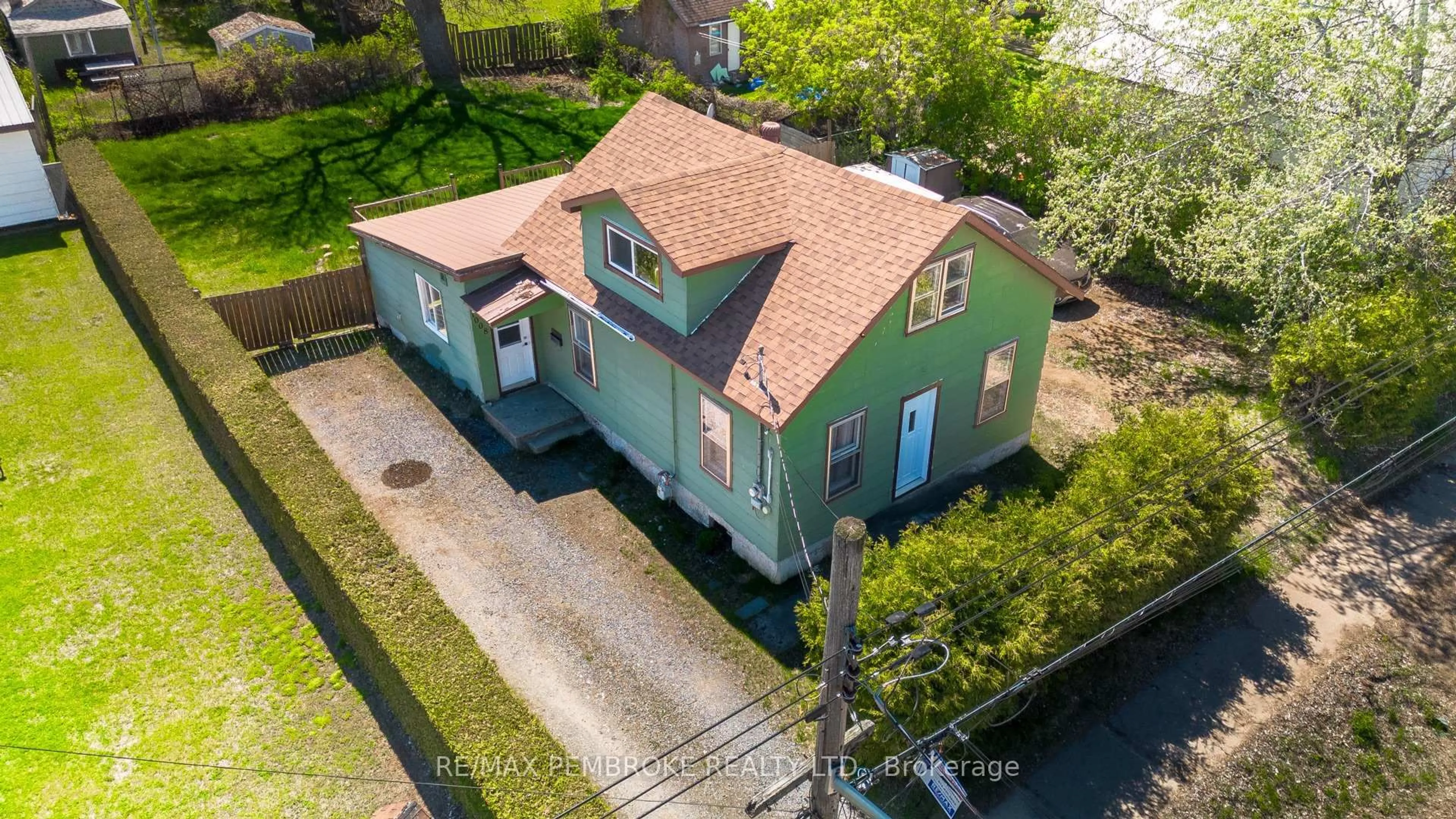 A pic from outside/outdoor area/front of a property/back of a property/a pic from drone, street for 1008 Bronx St, Pembroke Ontario K8A 6G5