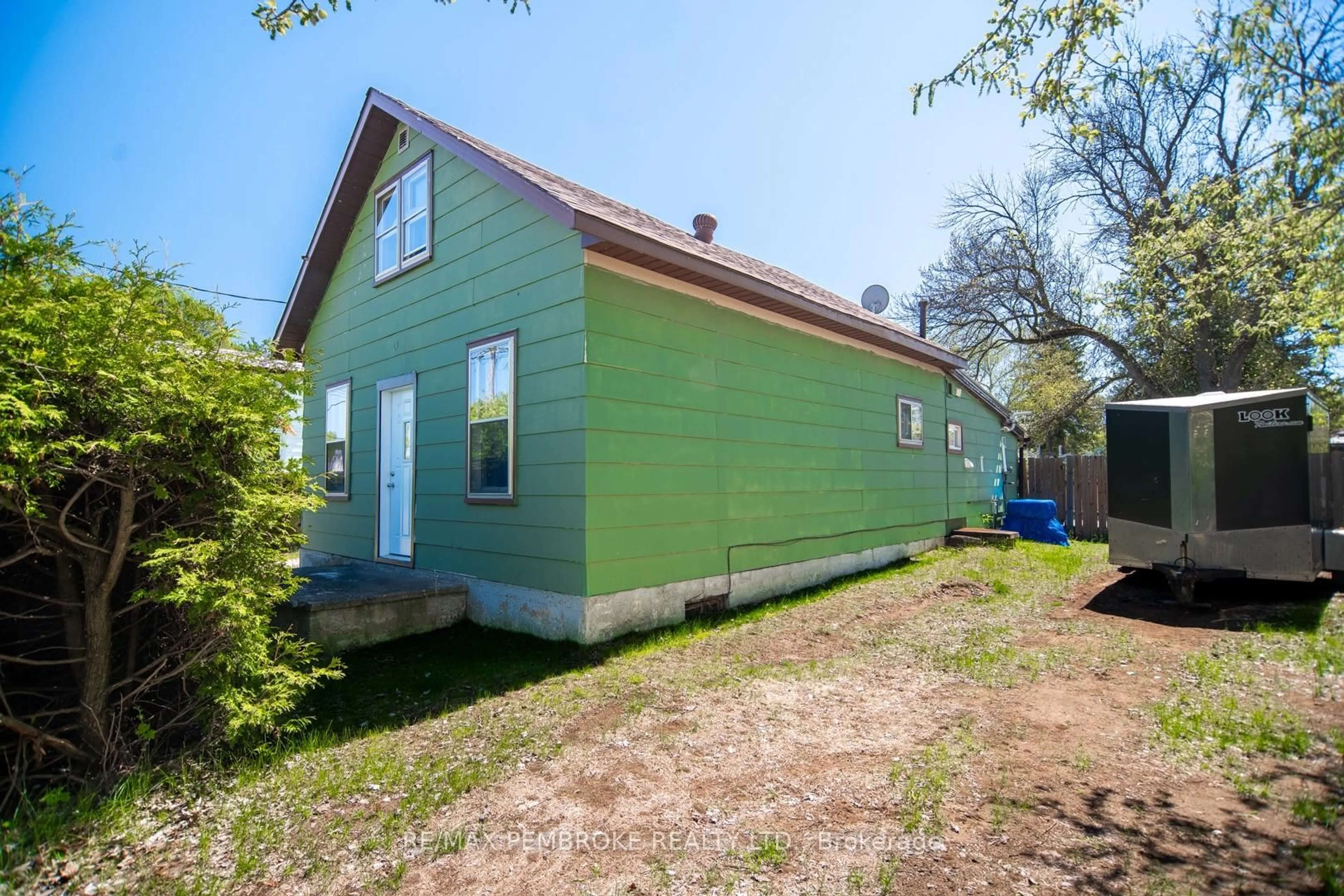 Unknown for 1008 Bronx St, Pembroke Ontario K8A 6G5