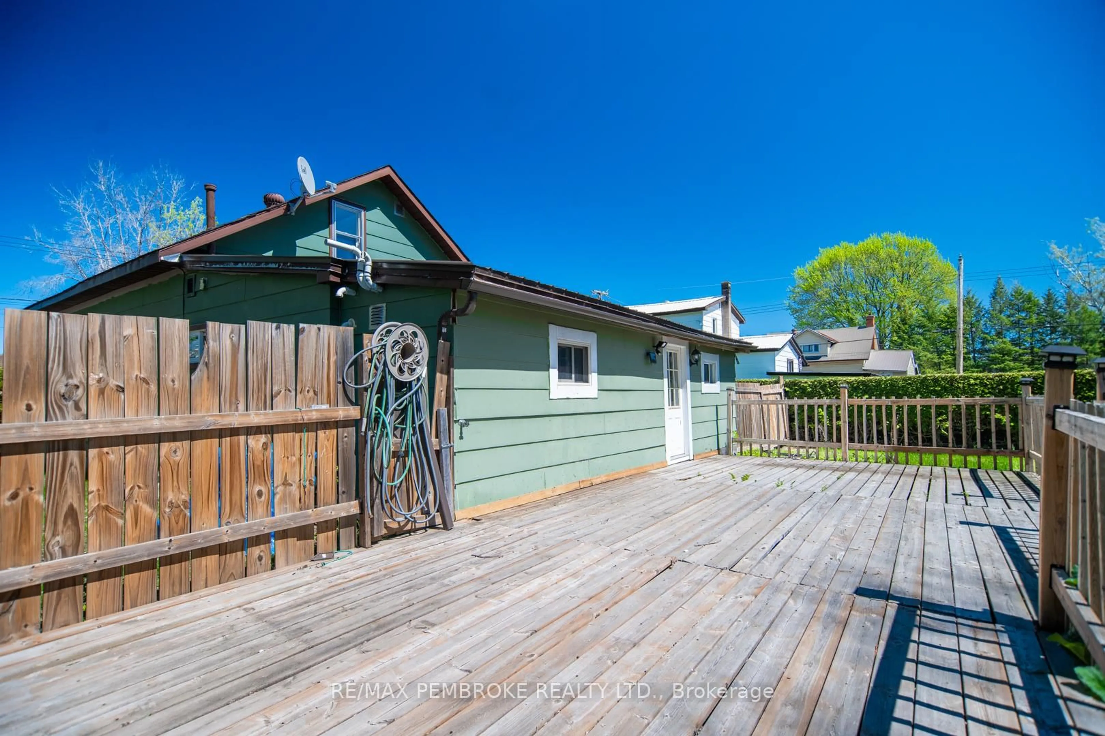 Patio, street for 1008 Bronx St, Pembroke Ontario K8A 6G5