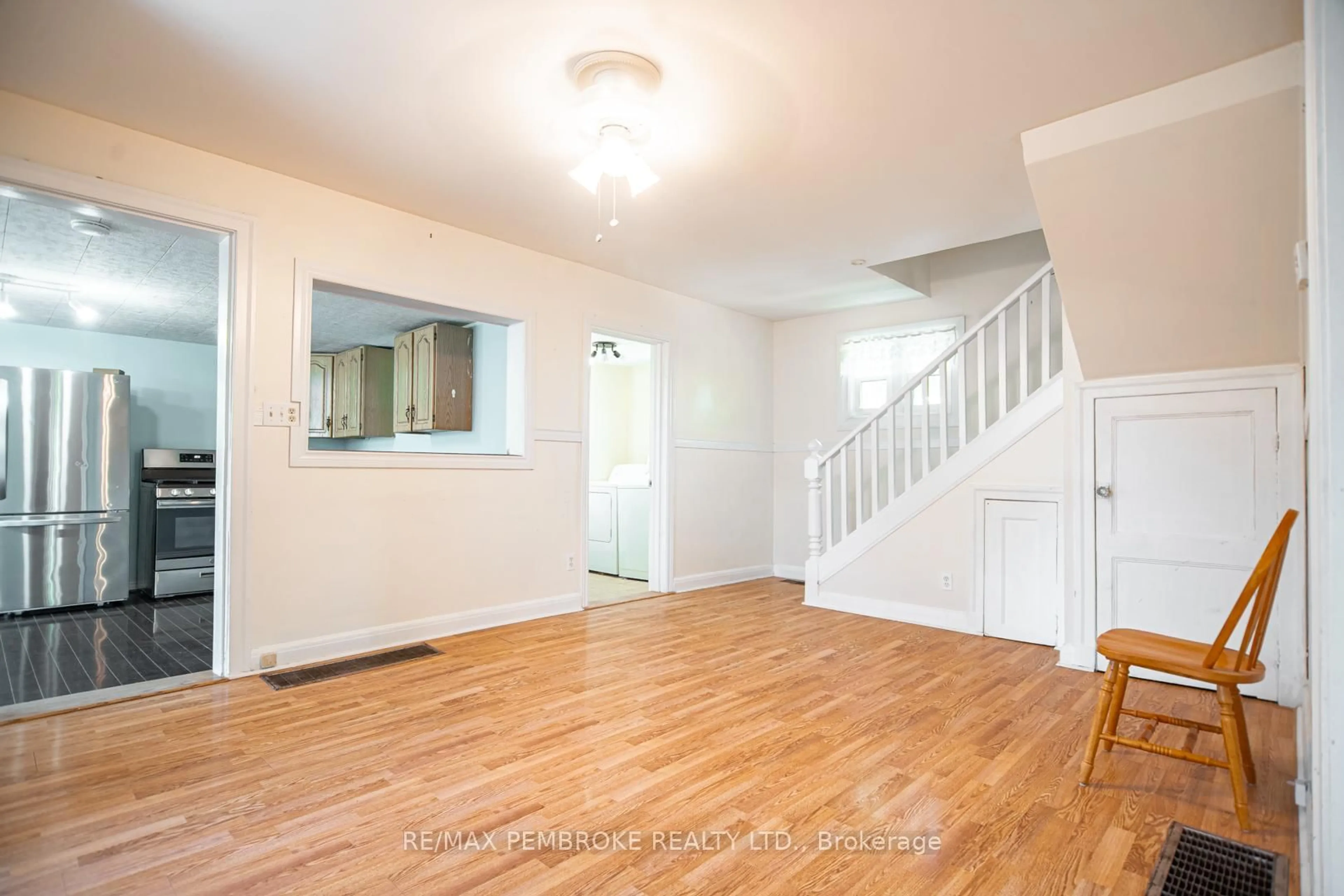 Unknown for 1008 Bronx St, Pembroke Ontario K8A 6G5