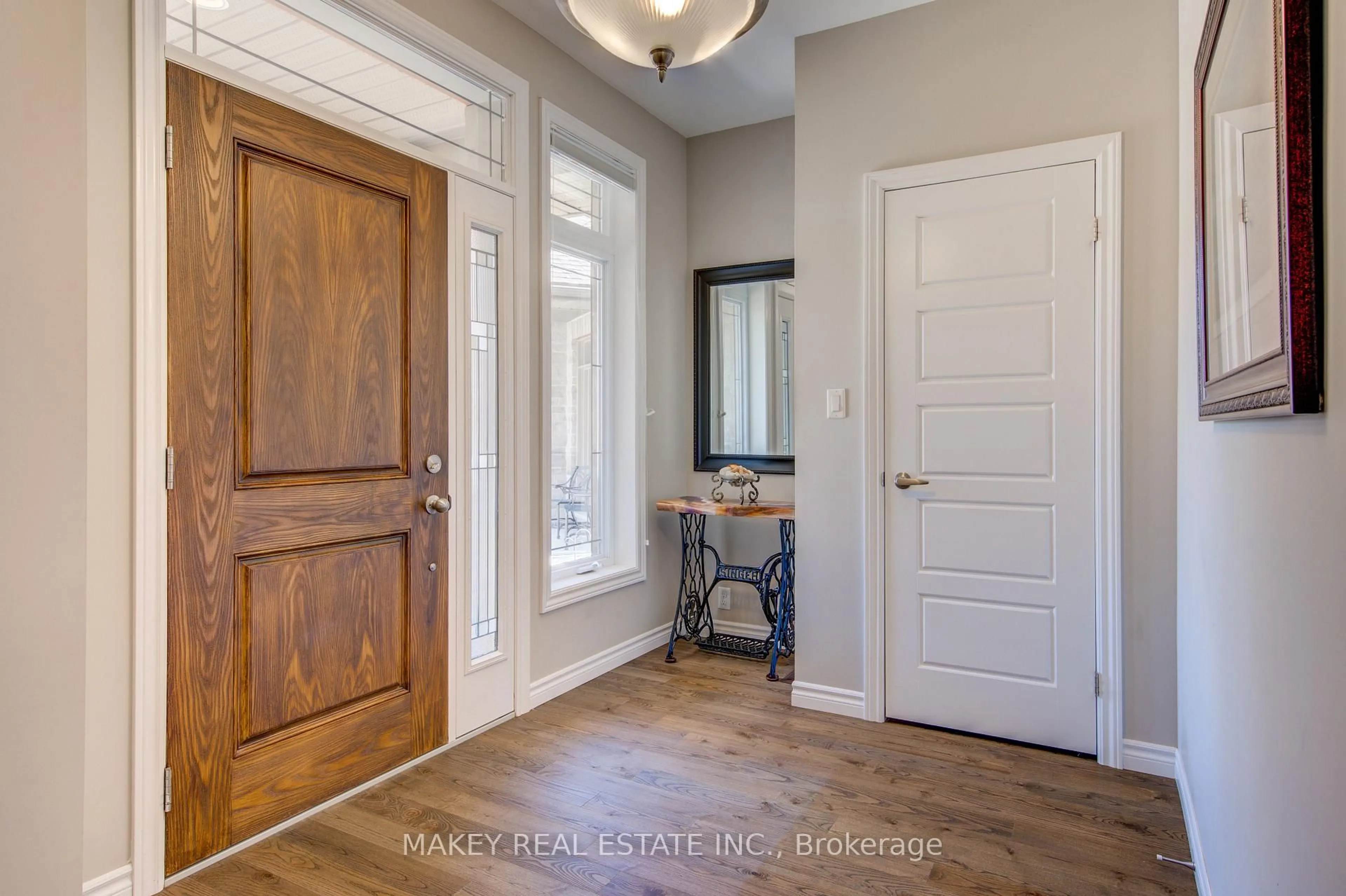 Indoor entryway for 10 Ridgewood Crt, Woodstock Ontario N4T 0E5