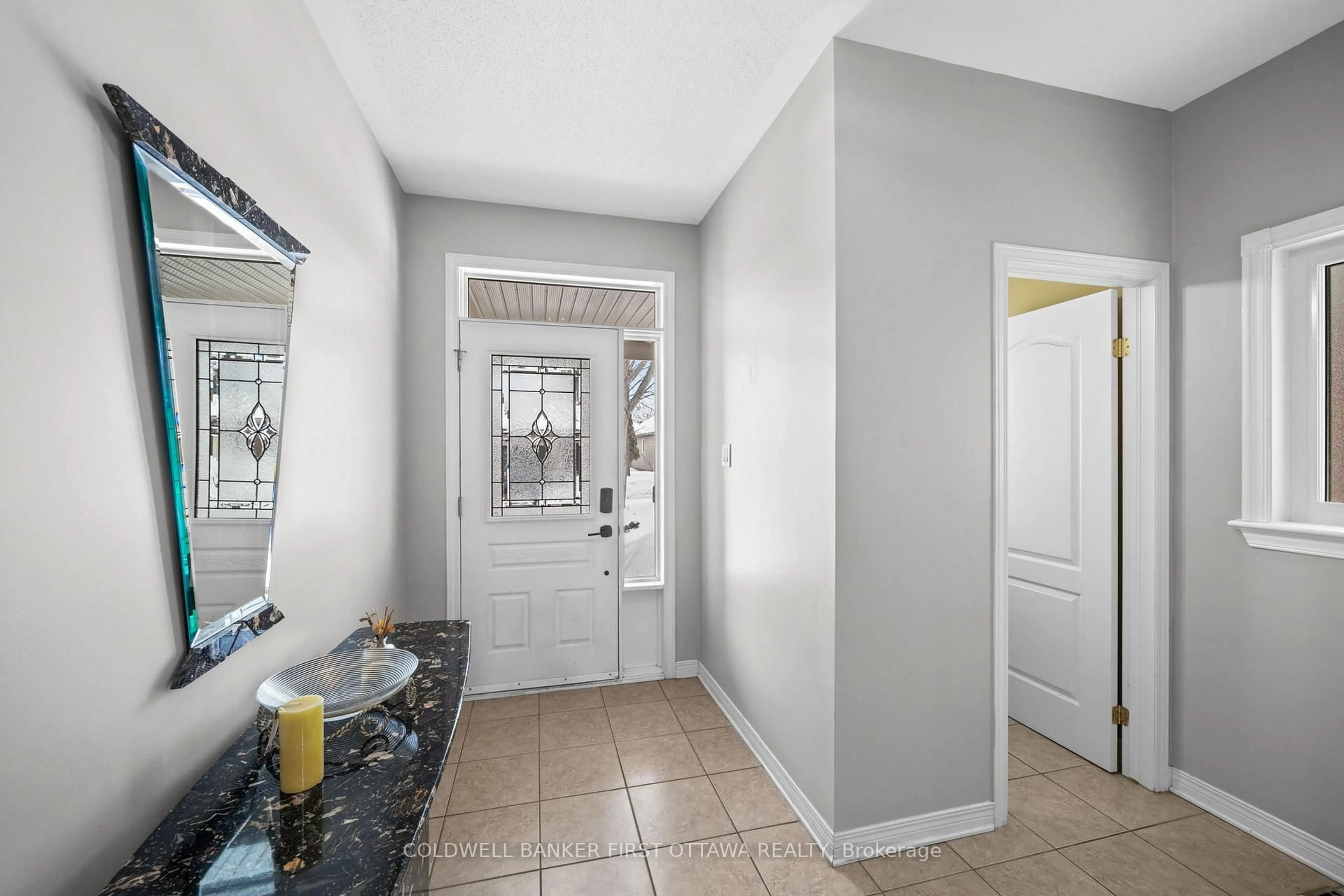 Indoor entryway for 6A ROSETTA Ave, Ottawa Ontario K2G 6T5