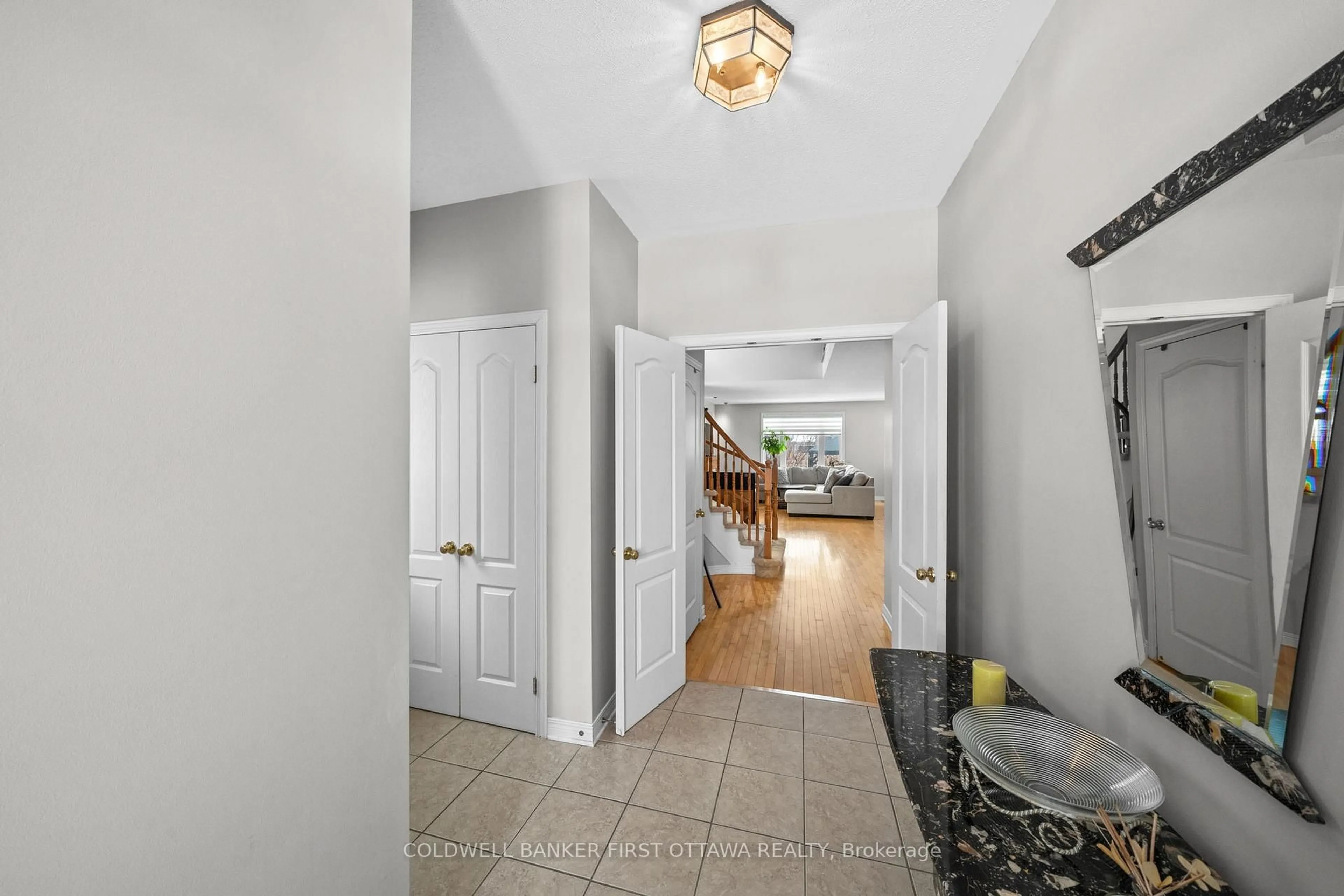 Indoor entryway for 6A ROSETTA Ave, Ottawa Ontario K2G 6T5