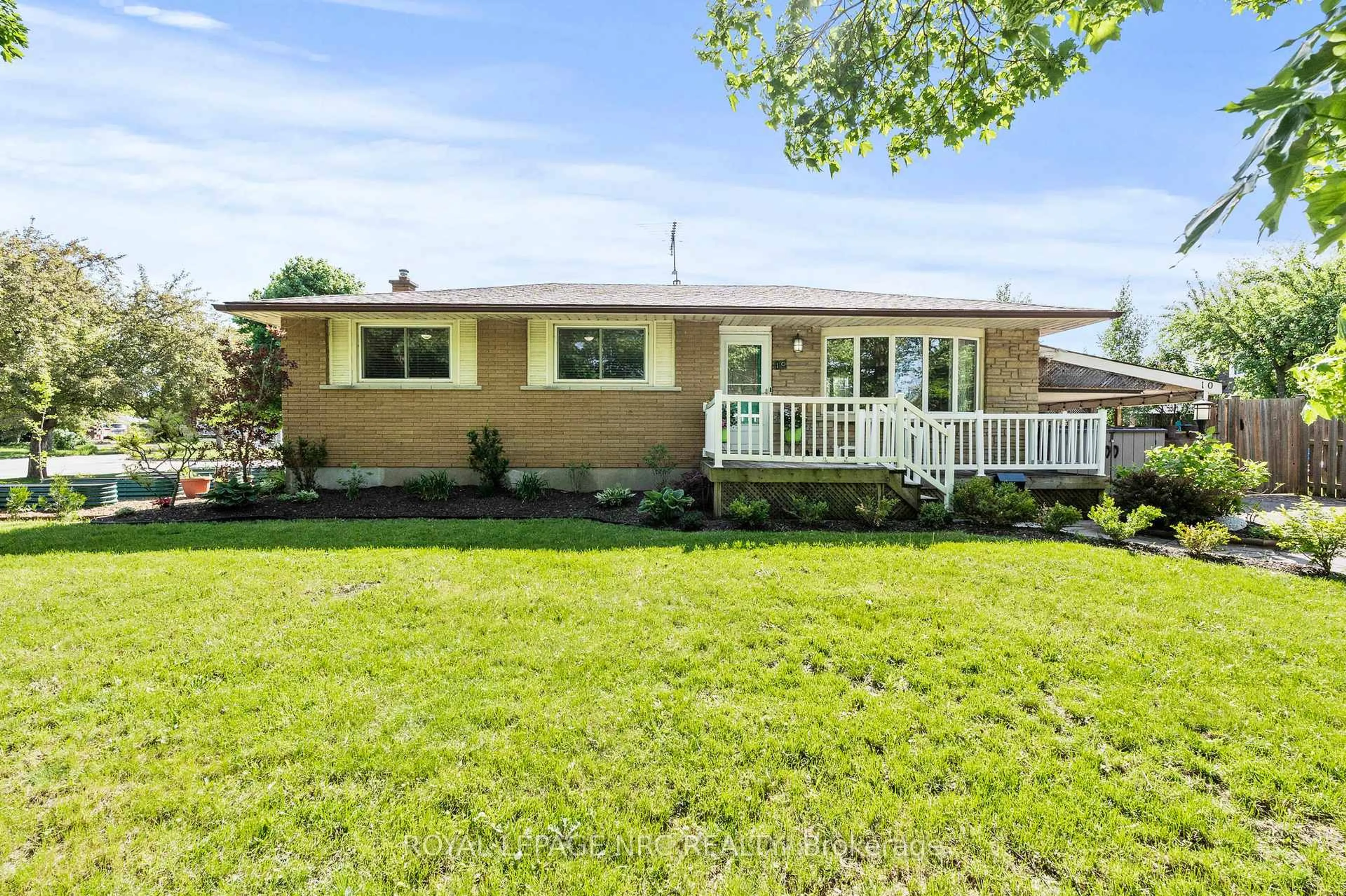 Home with vinyl exterior material, street for 10 Ancaster Blvd, St. Catharines Ontario L2M 6V9