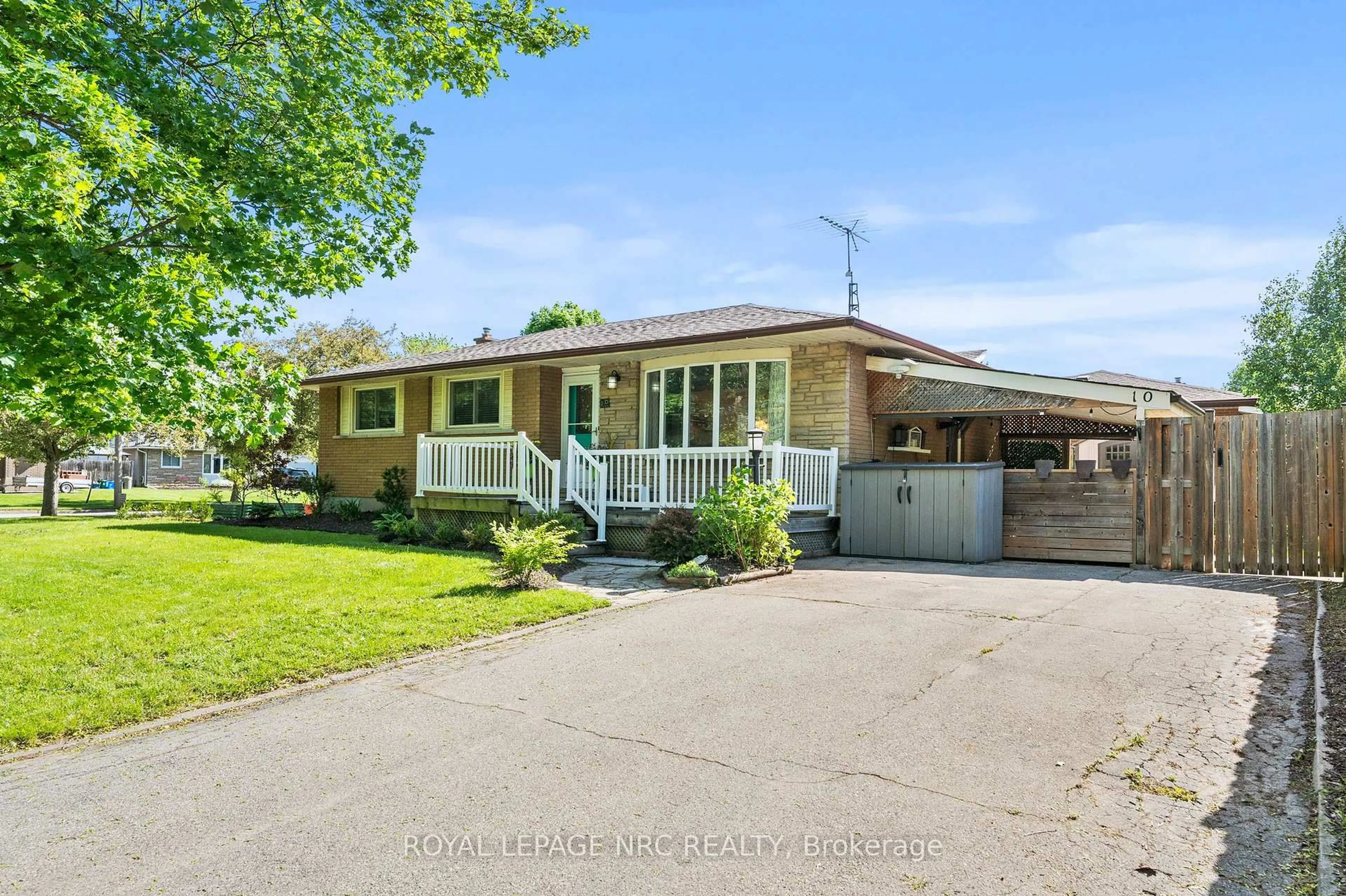 A pic from outside/outdoor area/front of a property/back of a property/a pic from drone, street for 10 Ancaster Blvd, St. Catharines Ontario L2M 6V9