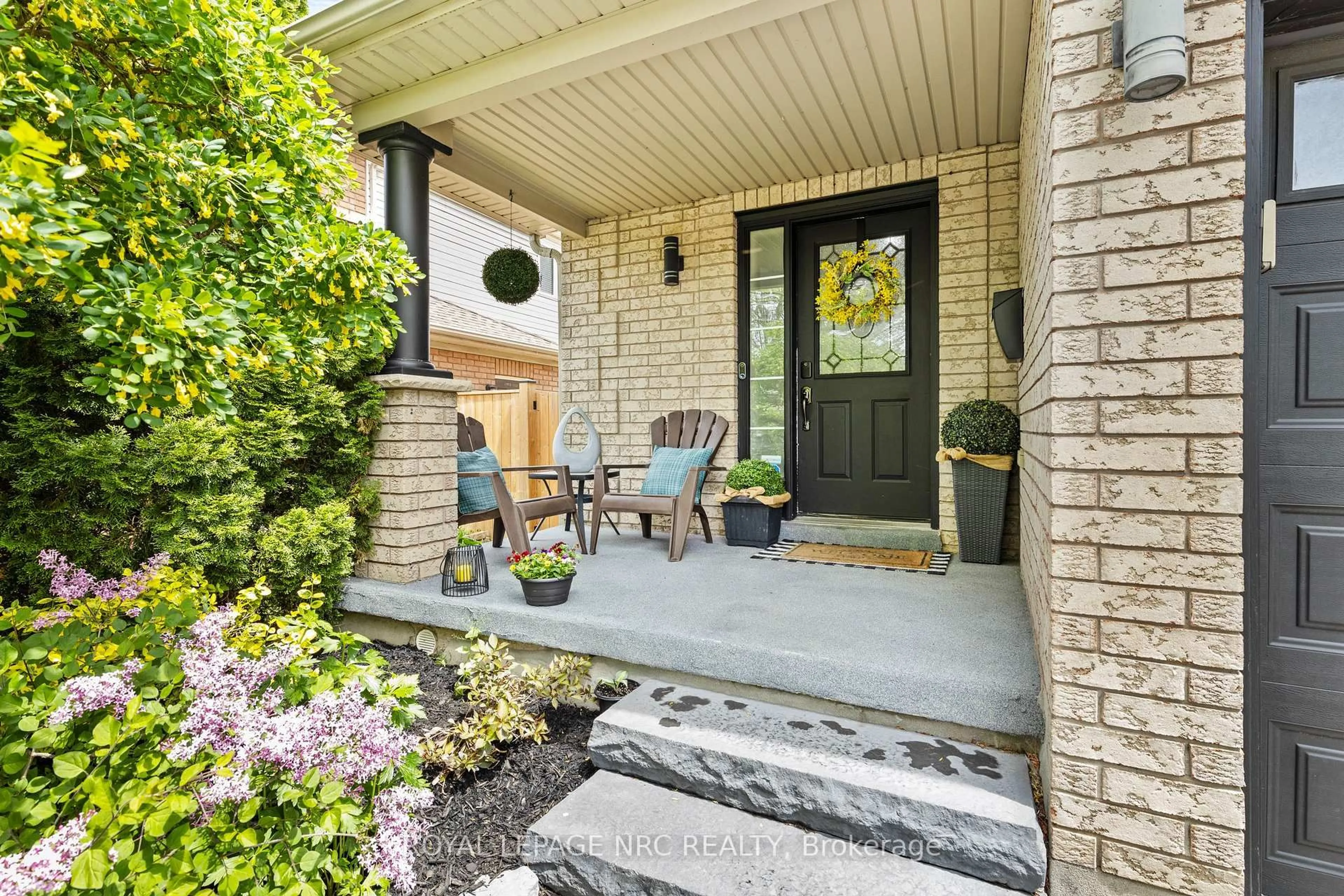 Indoor entryway for 40 Longfellow Ave, St. Catharines Ontario L2R 6N7