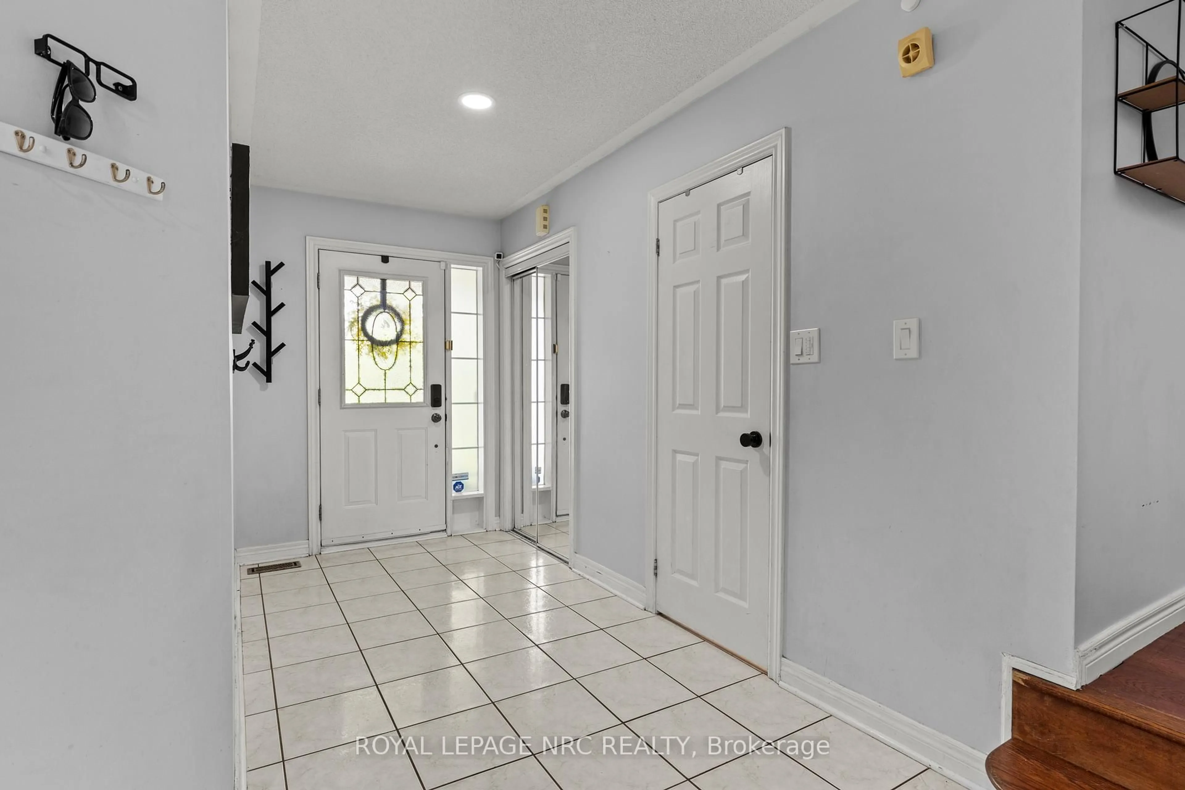 Indoor entryway for 40 Longfellow Ave, St. Catharines Ontario L2R 6N7