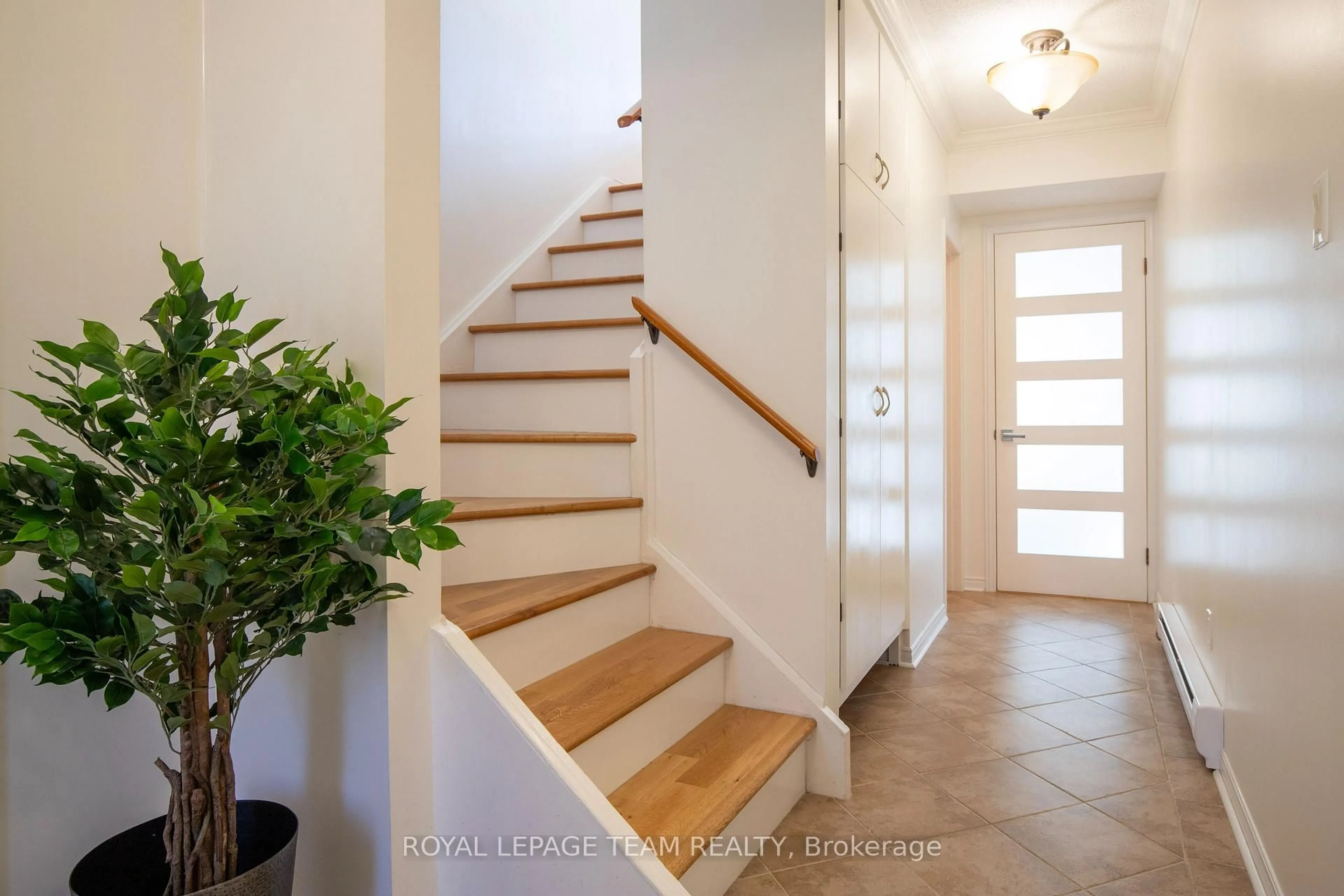 Indoor entryway for 8 Moorside Private, Ottawa Ontario K2C 3P4